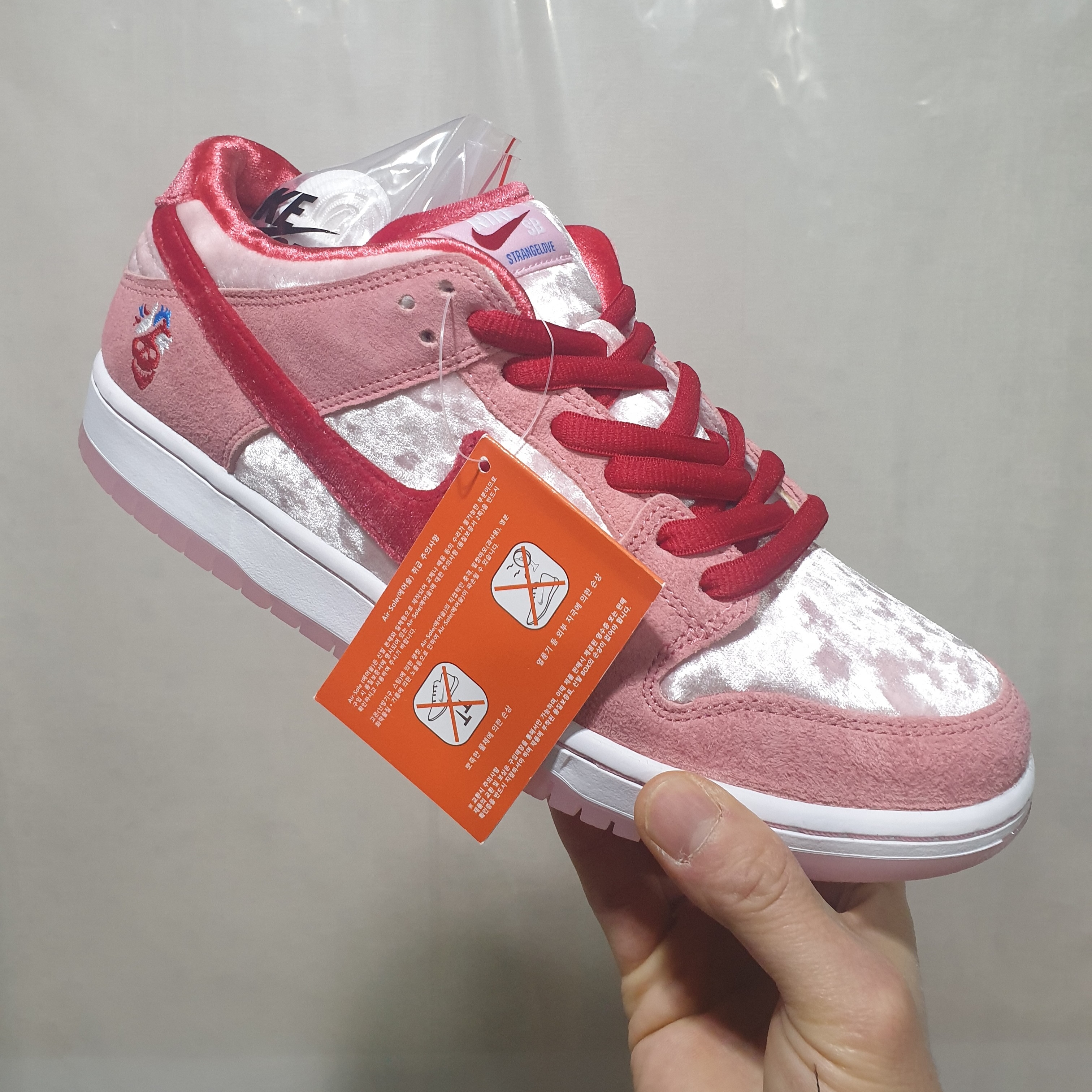Nike x StrangeLove SB Dunk Low Pink (Regular Box) 착용 스타일 - 1