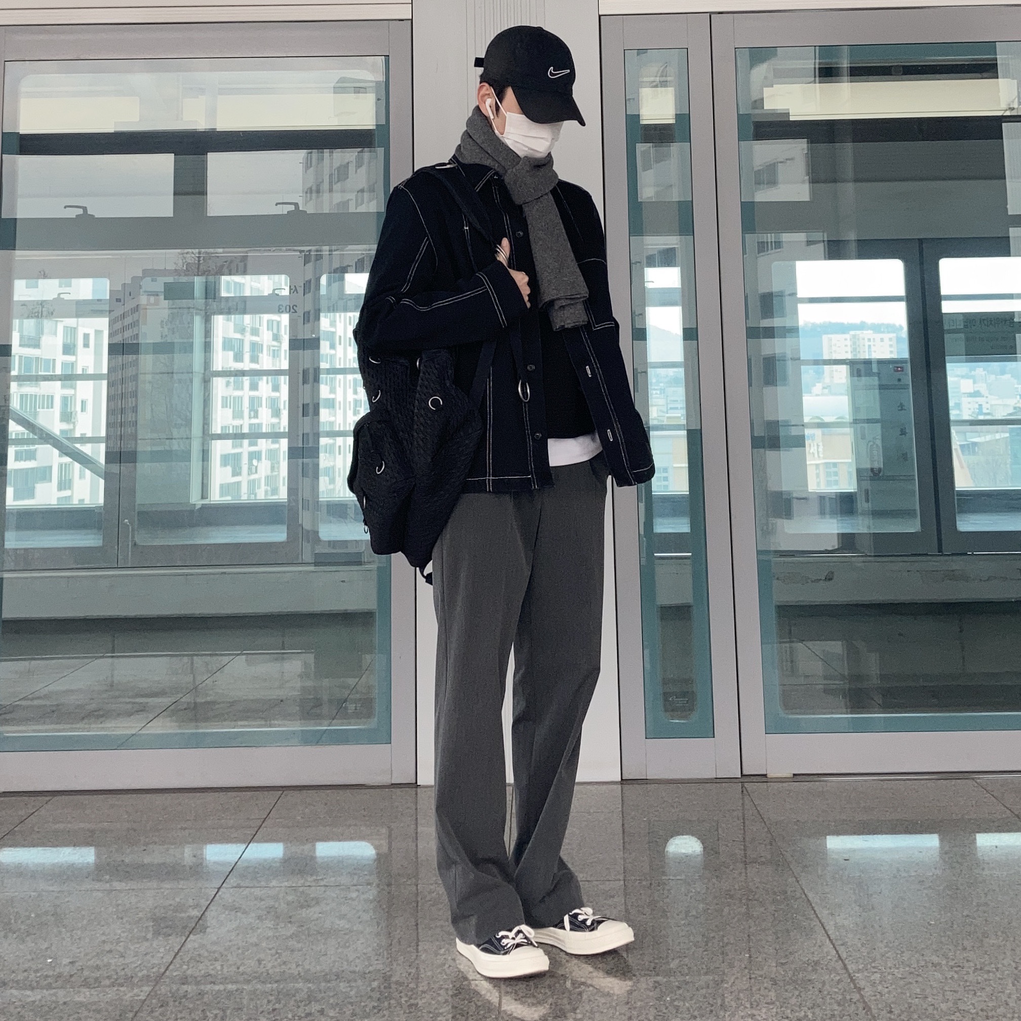 Converse x Play Comme des Garcons Chuck 70 Ox Black 착용 스타일 - 1