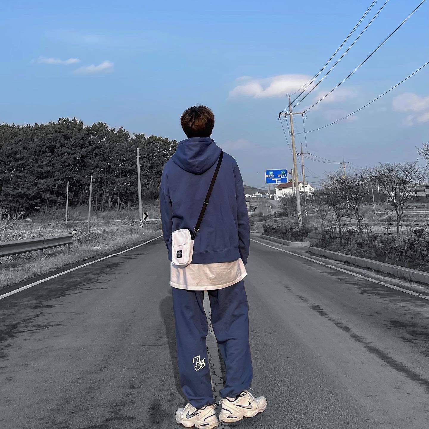 Nike Air Monarch IV White Navy 착용 스타일 - 3