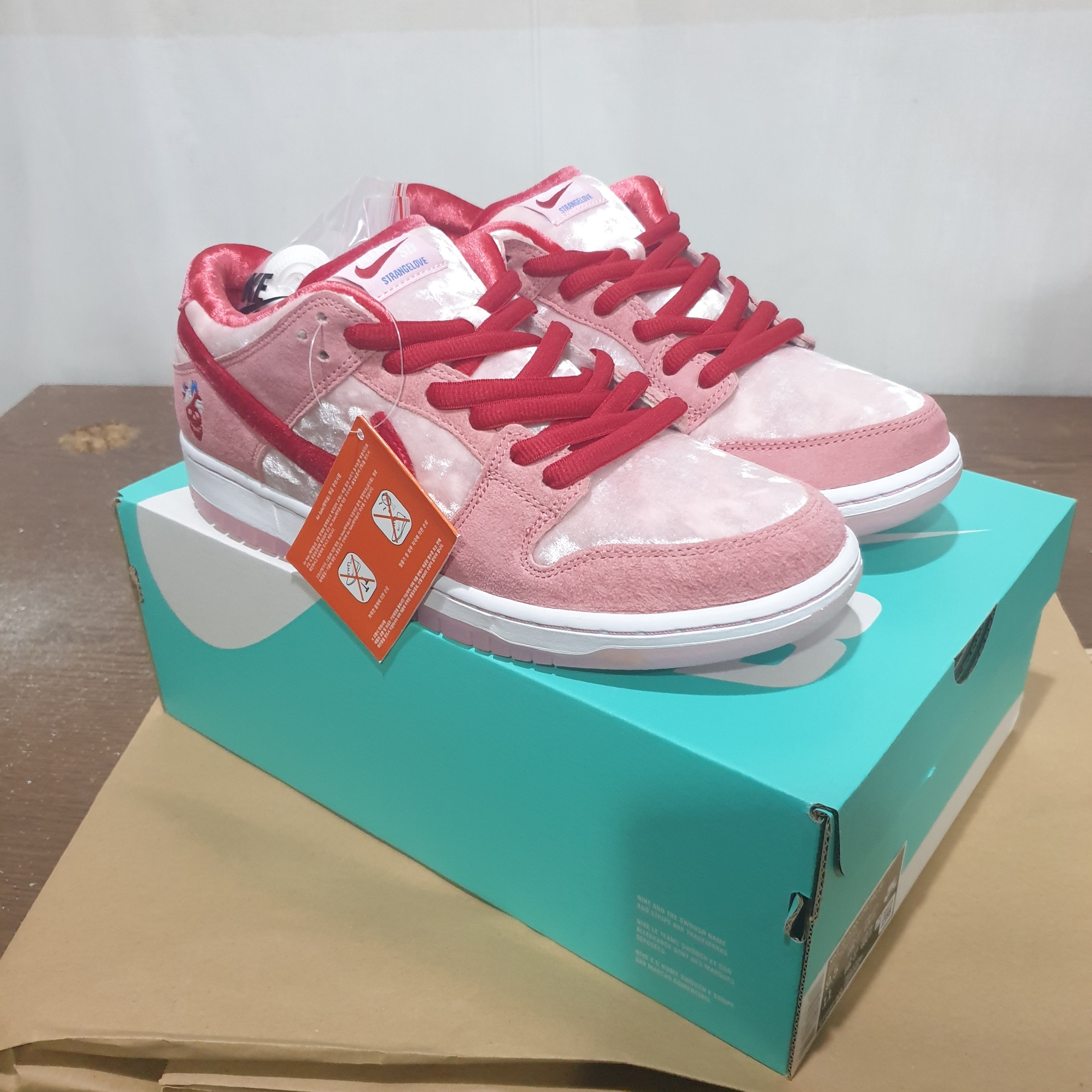 Nike x StrangeLove SB Dunk Low Pink (Regular Box) 착용 스타일 - 2