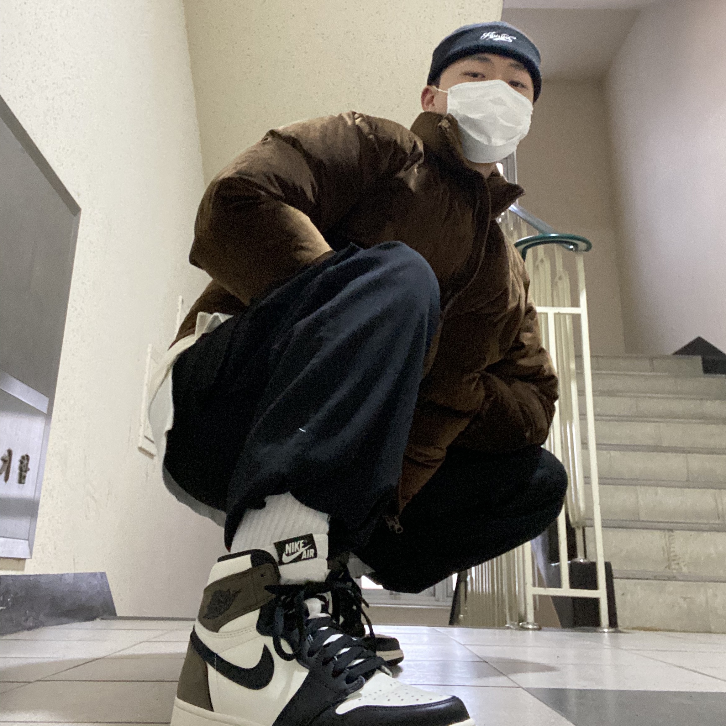 Jordan 1 Retro High OG Black Mocha 착용 스타일
