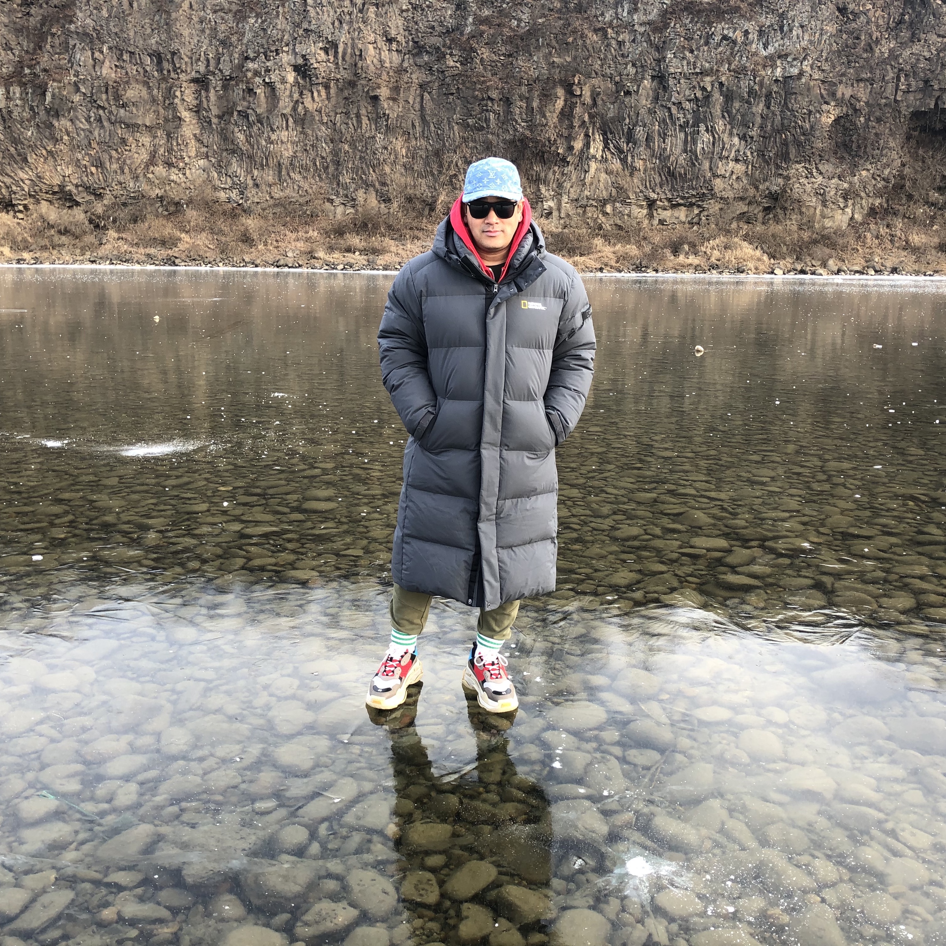 Balenciaga Triple S Grey Red Blue 2018 Reissue 착용 스타일 - 1
