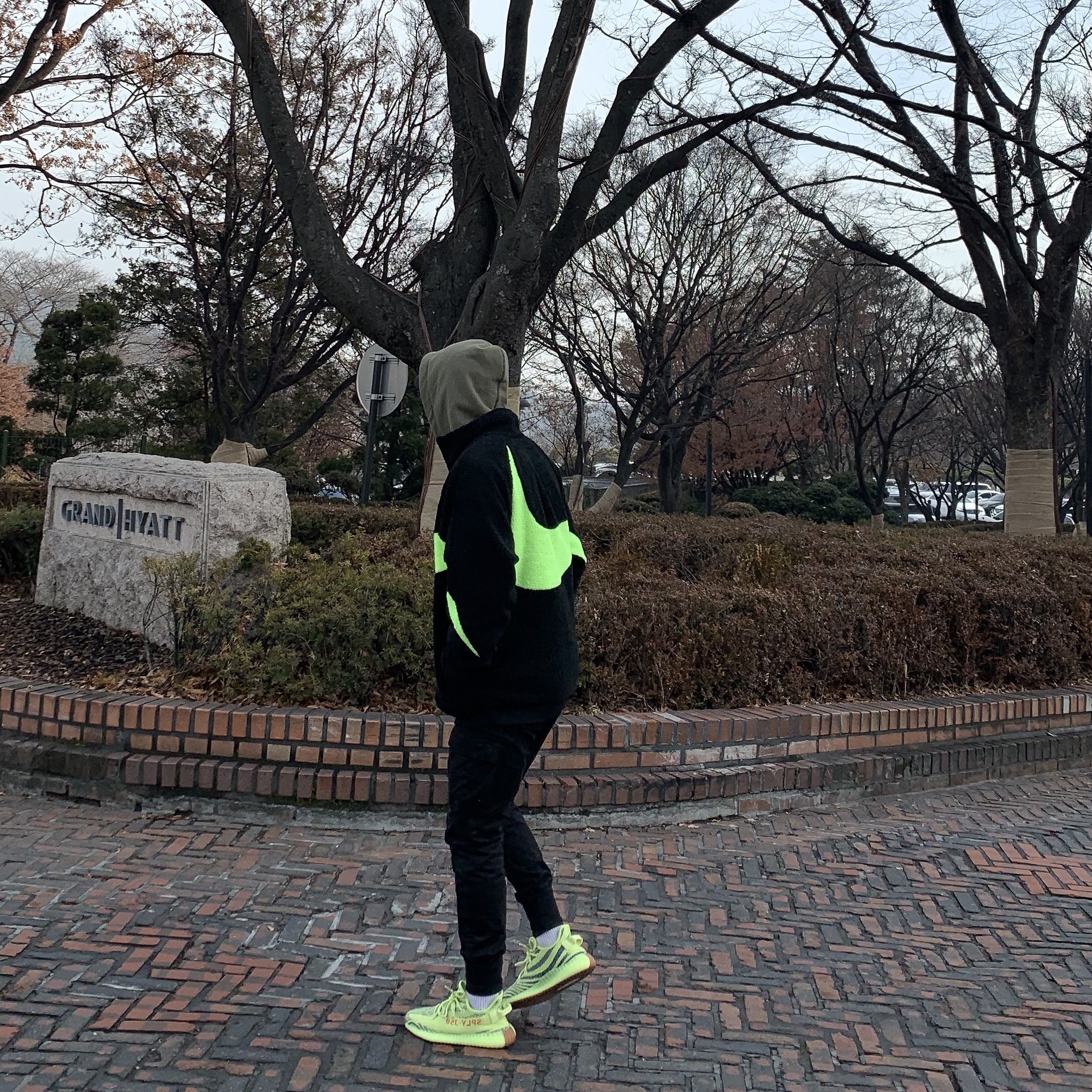 Adidas Yeezy Boost 350 V2 Semi Frozen Yellow, Nike Big Swoosh Full Zip Jacket Black Volt 착용 스타일