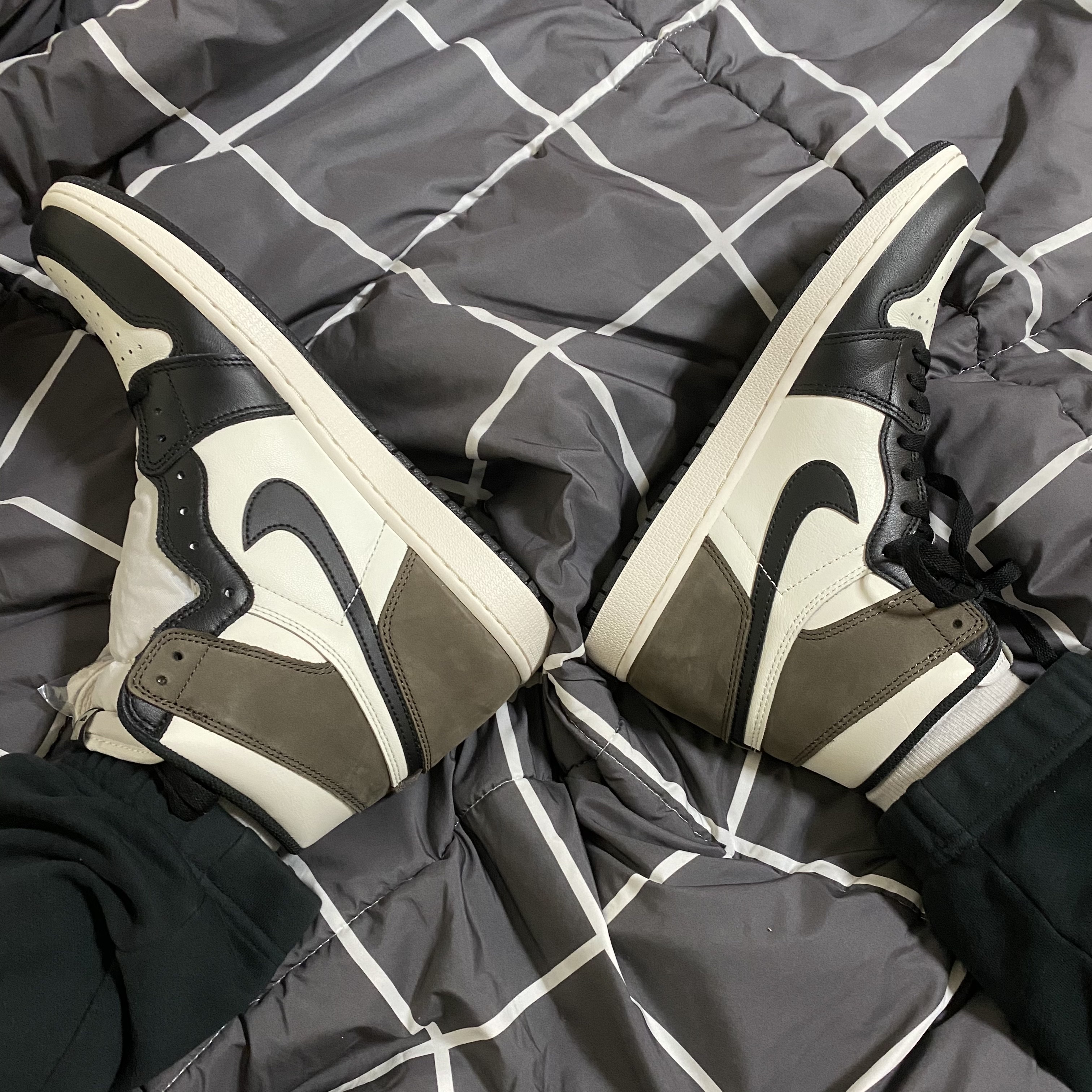 Jordan 1 Retro High OG Black Mocha 착용 스타일