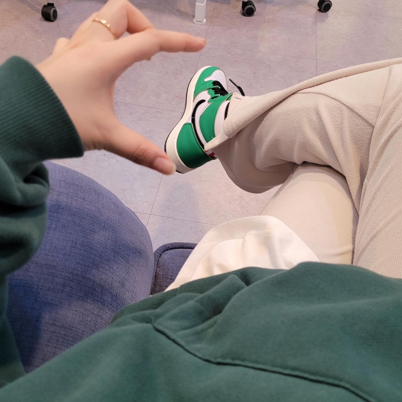 (W) Jordan 1 Retro High OG Lucky Green 착용 스타일 - 2