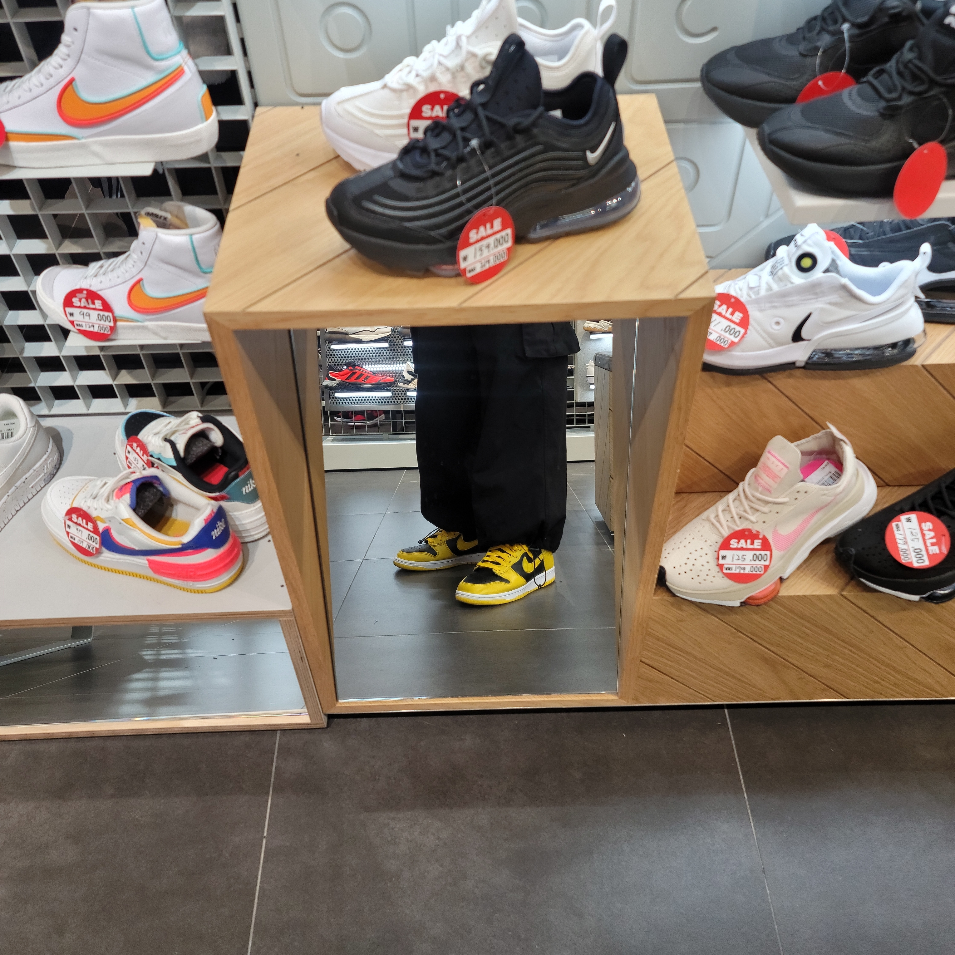Nike Dunk High SP Varsity Maize 착용 스타일