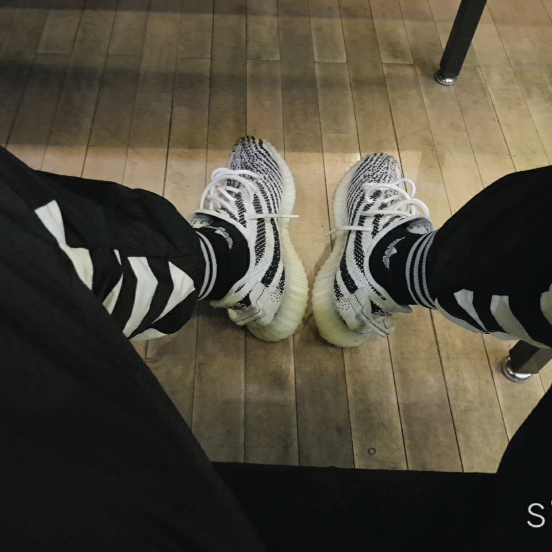 Adidas Yeezy Boost 350 V2 Zebra 2017/2019/2020 착용 스타일