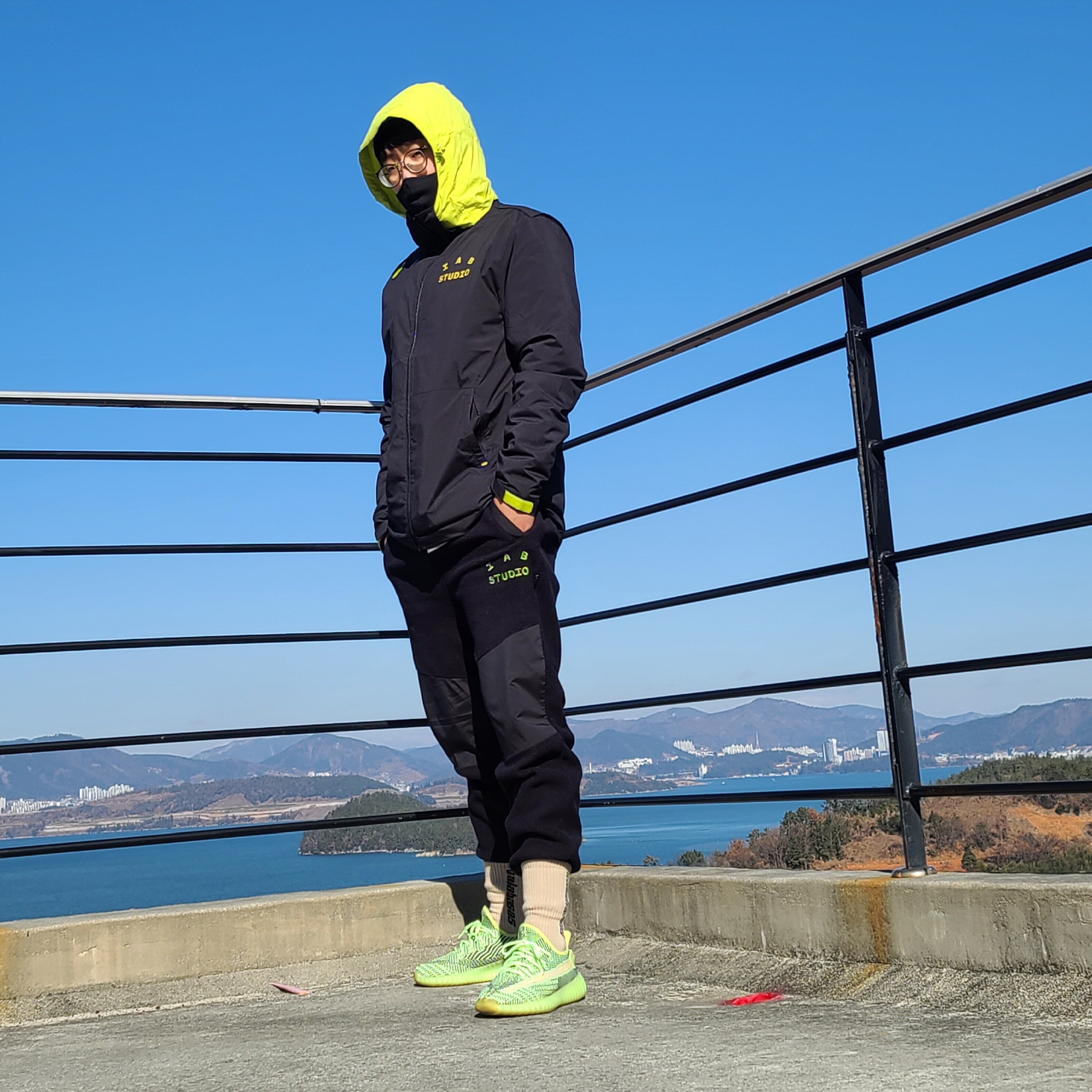 IAB Studio x Asics Fleece Pants Black, IAB Studio x Asics Windbreaker Black 착용 스타일