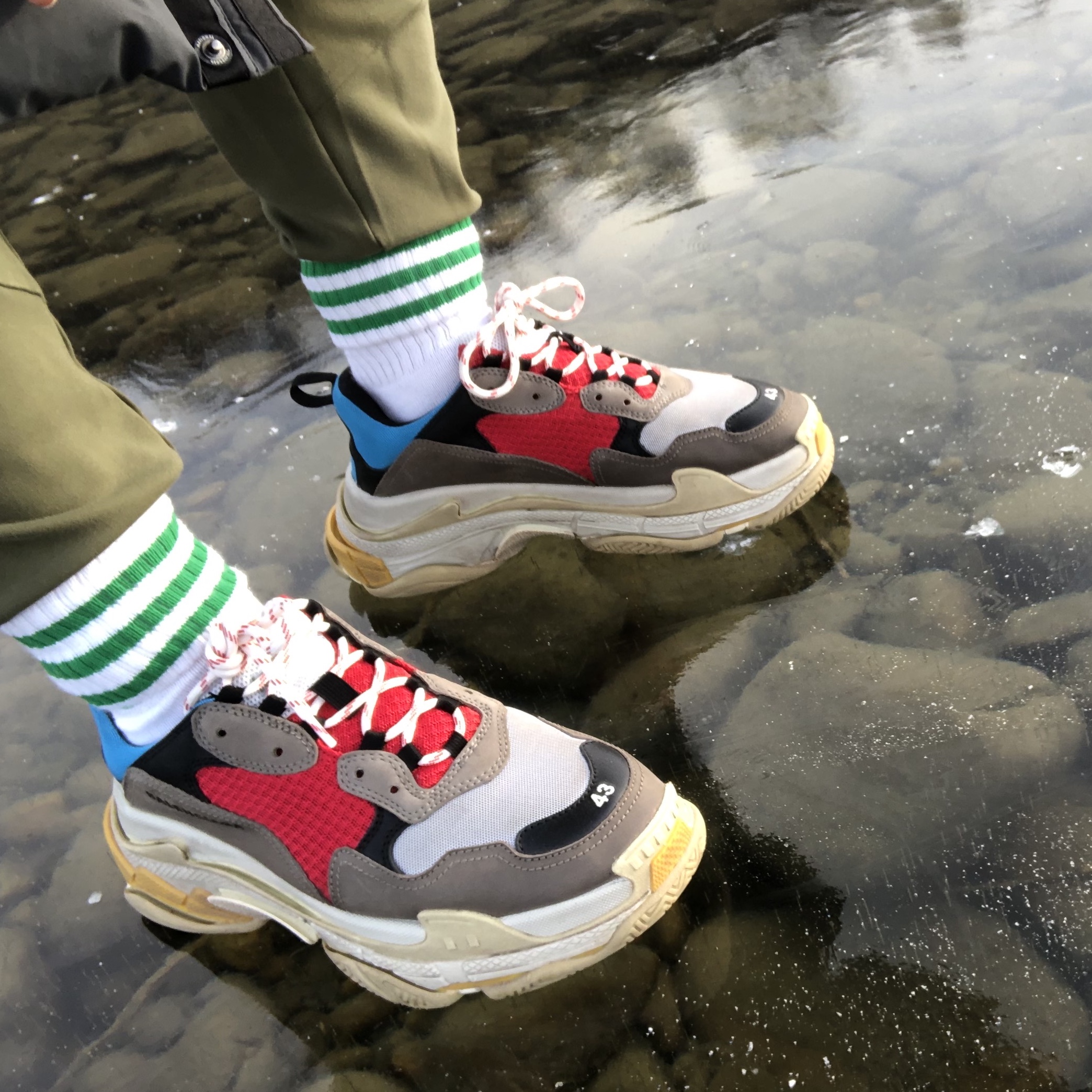 Balenciaga Triple S Grey Red Blue 2018 Reissue 착용 스타일 - 2