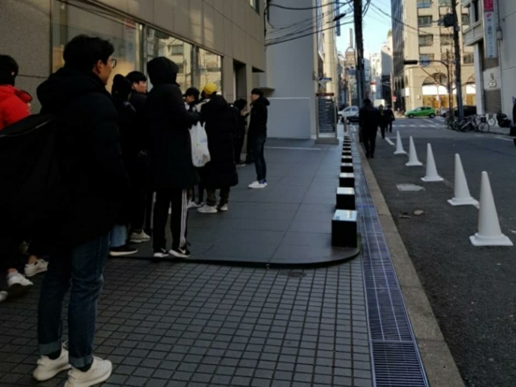 Adidas Yeezy Boost 350 V2 Cream/Triple White 착용 스타일
