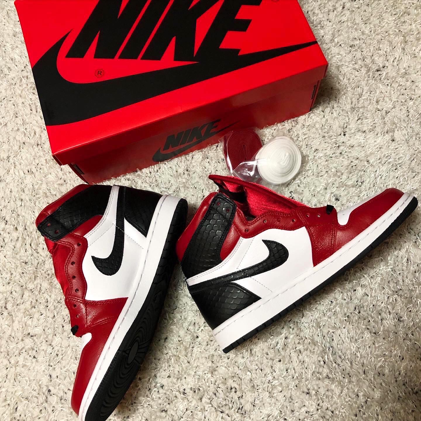 (W) Jordan 1 Retro High Satin Red 착용 스타일 - 2