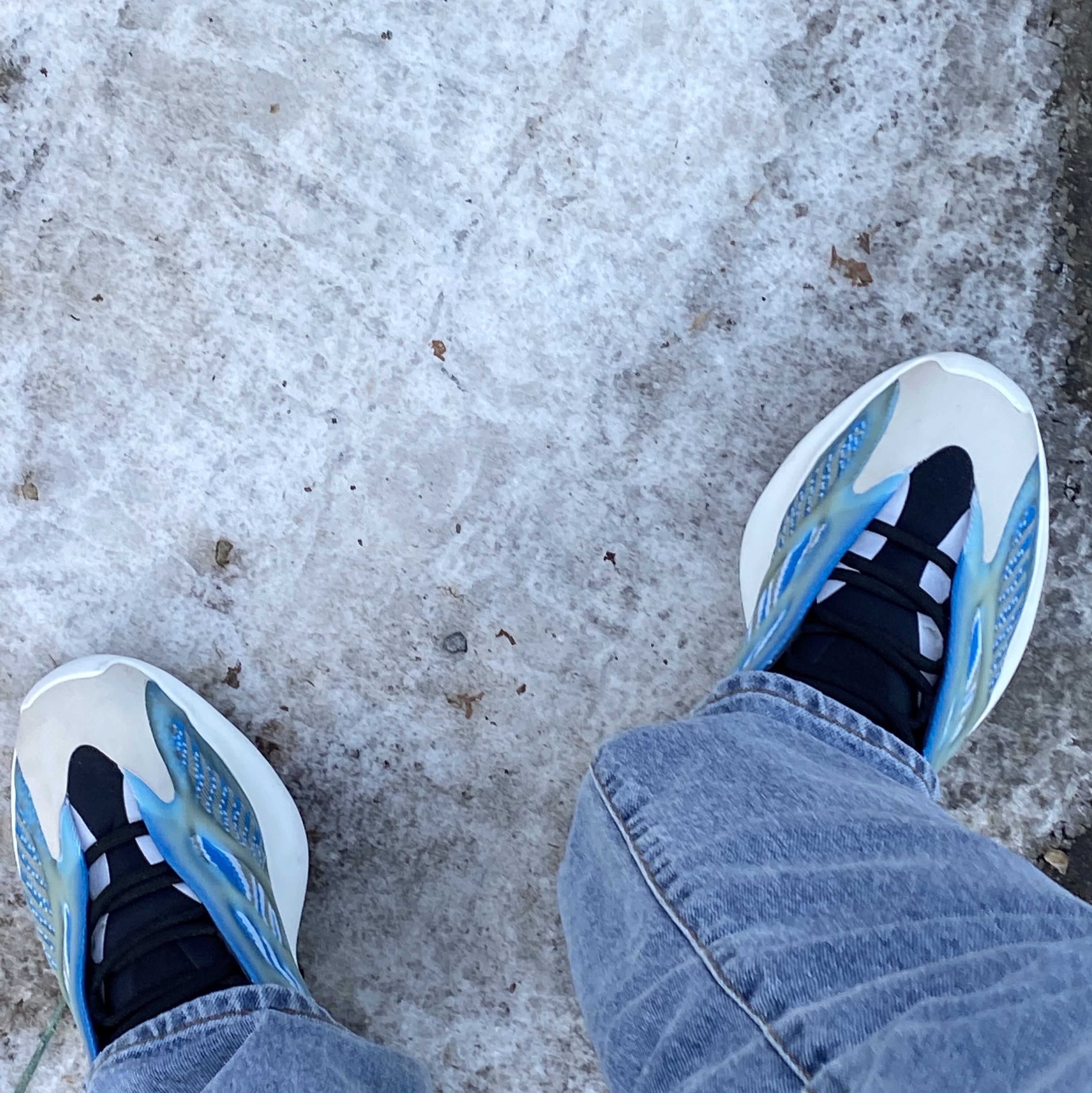 Adidas Yeezy 700 V3 Arzareth 착용 스타일