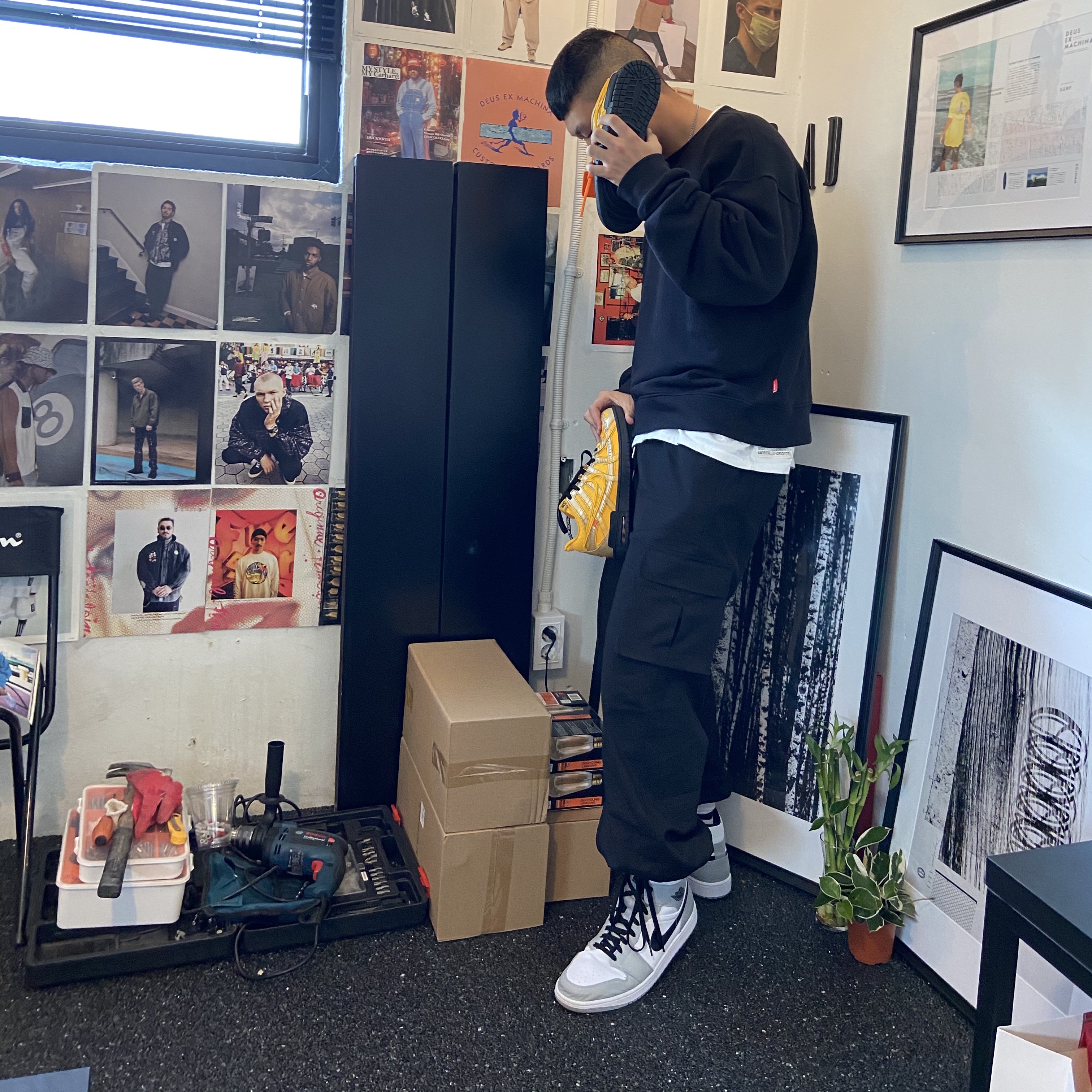 Jordan 1 Mid Light Smoke Grey, Nike x Off-White Air Rubber Dunk University Gold 착용 스타일 - 1