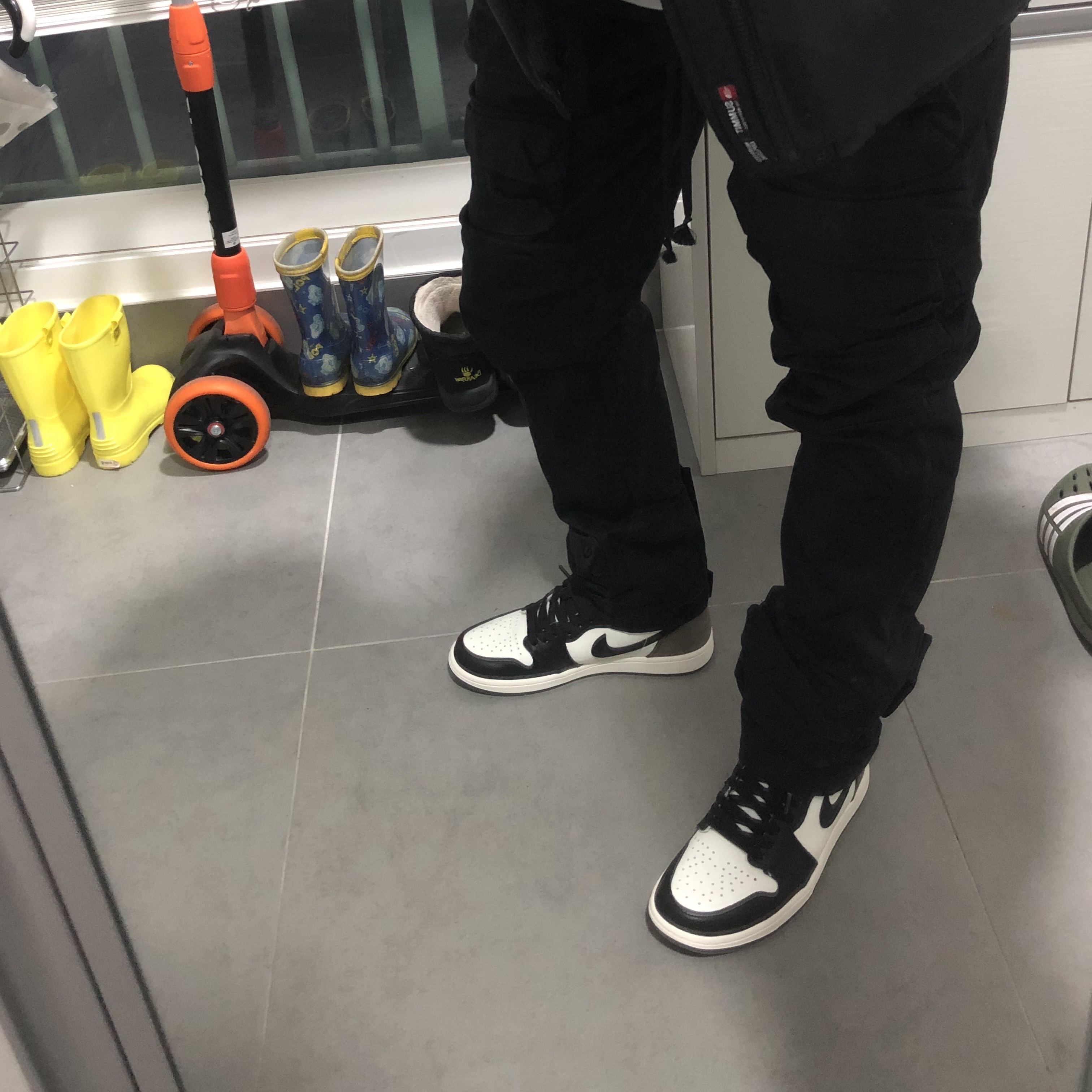 Jordan 1 Retro High OG Black Mocha 착용 스타일 - 3