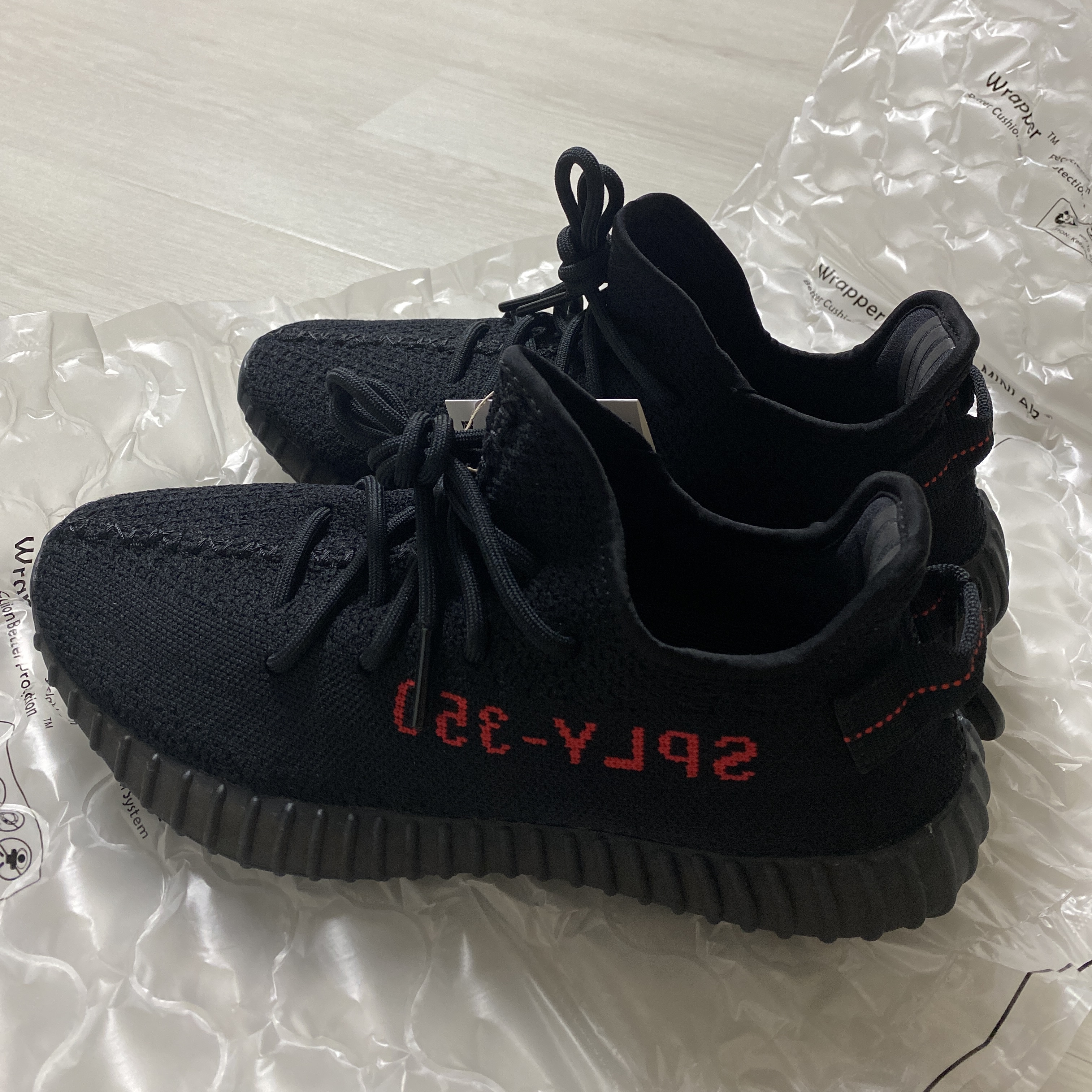 Adidas Yeezy Boost 350 V2 Black Red 2020 착용 스타일