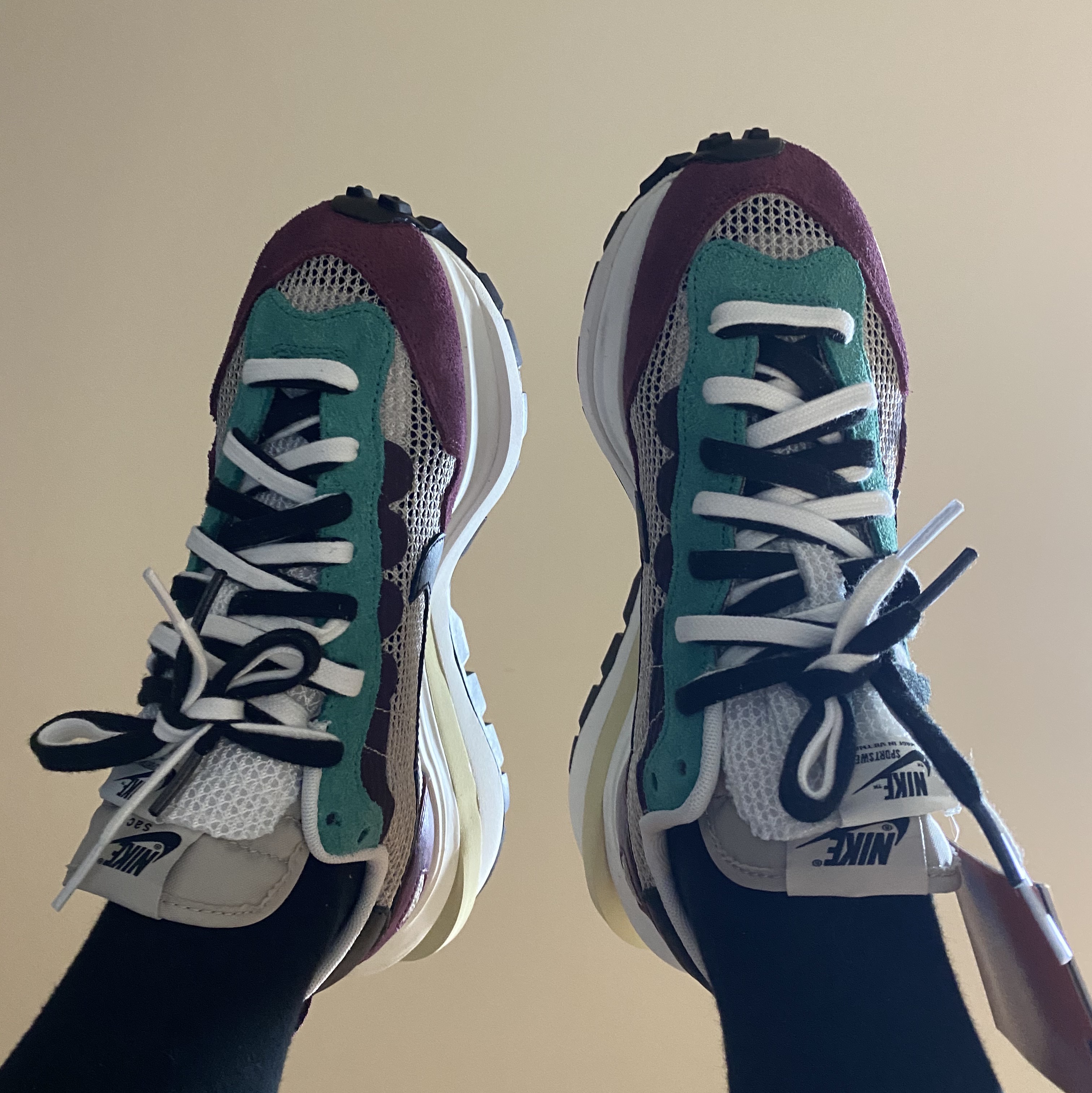 Nike x Sacai VaporWaffle String & Black Villain Red 착용 스타일 - 3