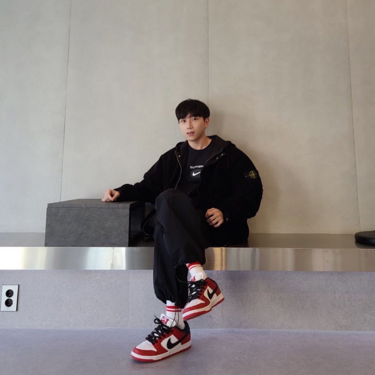 Nike SB Dunk Low Pro Chicago, Supreme x Stone Island Corduroy Jacket Black - 20FW 착용 스타일