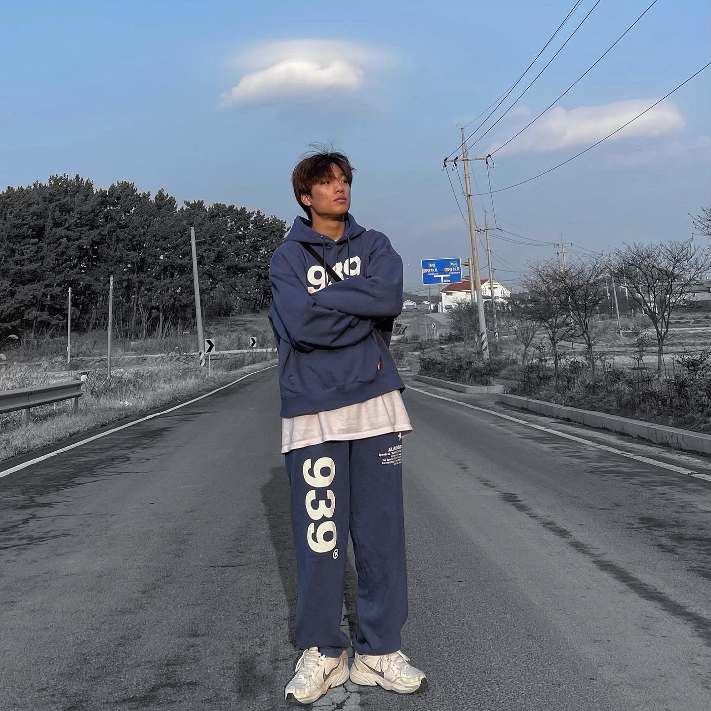 Nike Air Monarch IV White Navy 착용 스타일 - 2