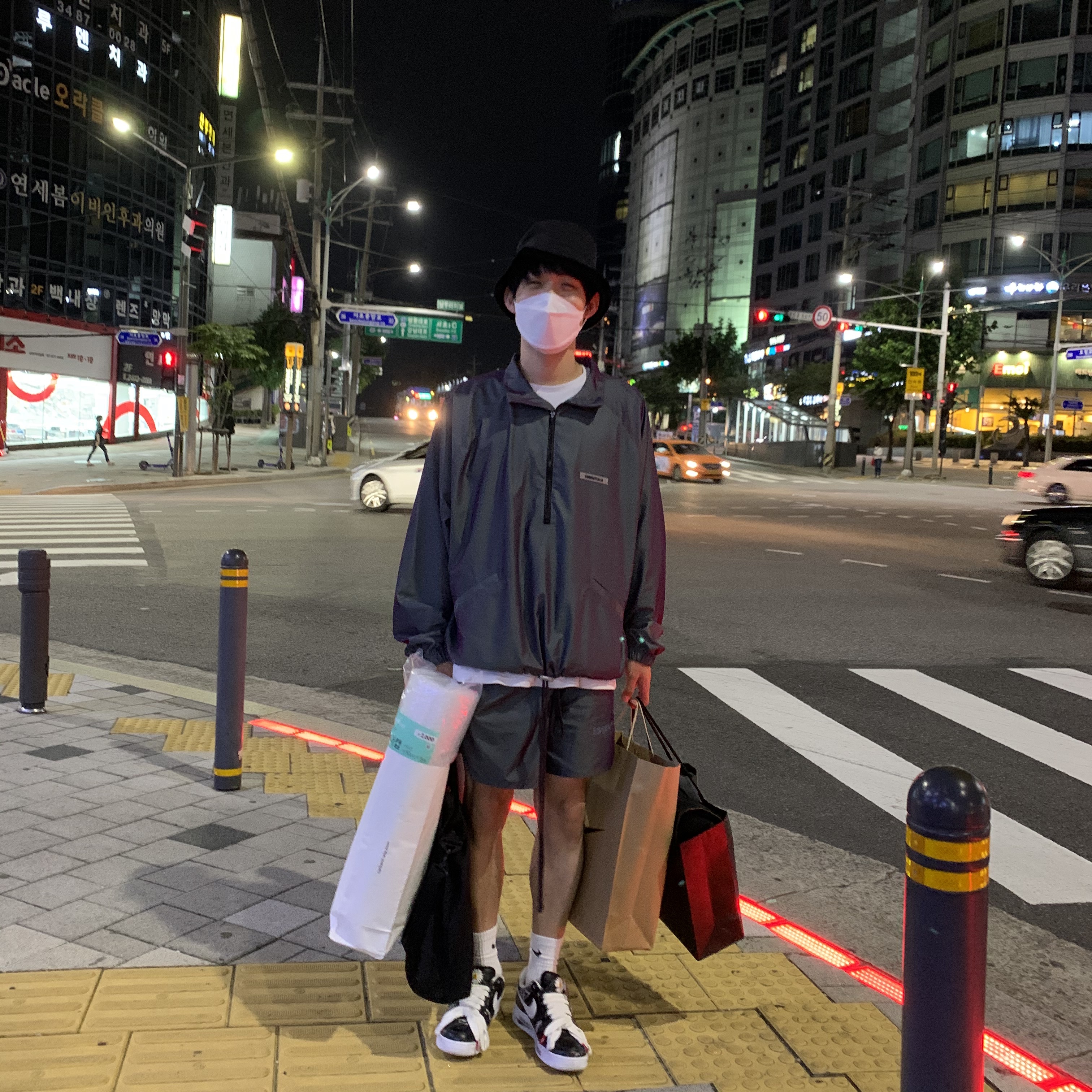 Essentials Track Jacket Iridescent - 20SS, Nike x Peaceminusone Air Force 1 Low Para-Noise 착용 스타일