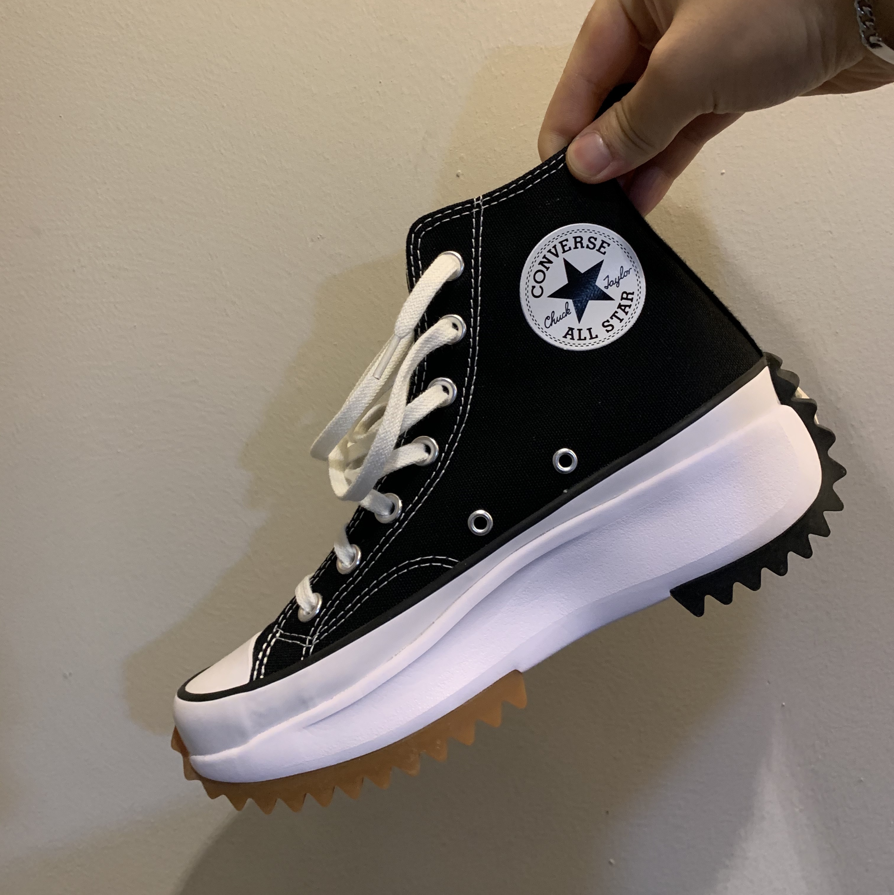 Converse Run Star Hike Hi Black White Gum 착용 스타일 - 1