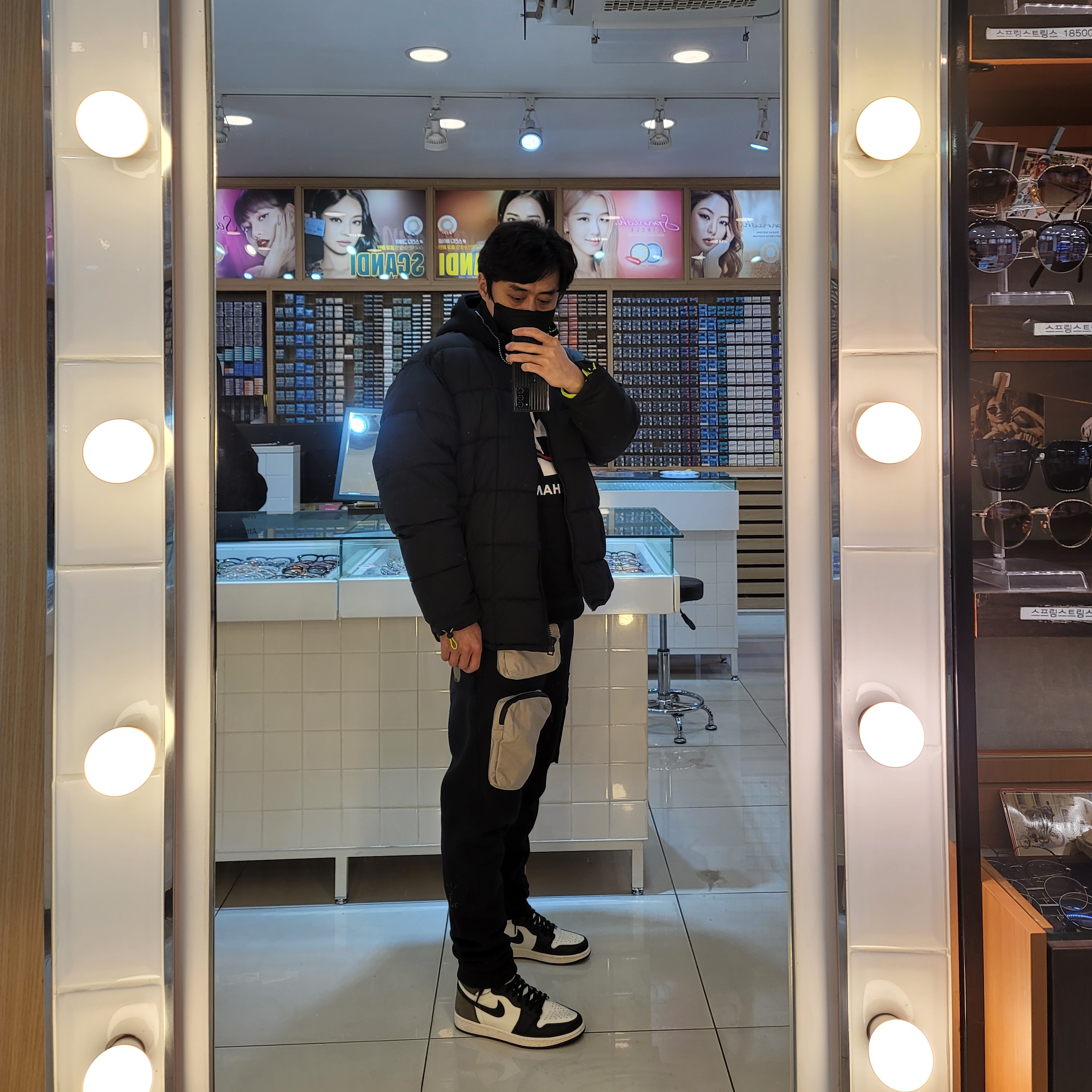 Jordan 1 Retro High OG Black Mocha, Nike x Travis Scott NRG AG Utility Sweatpants Black 착용 스타일