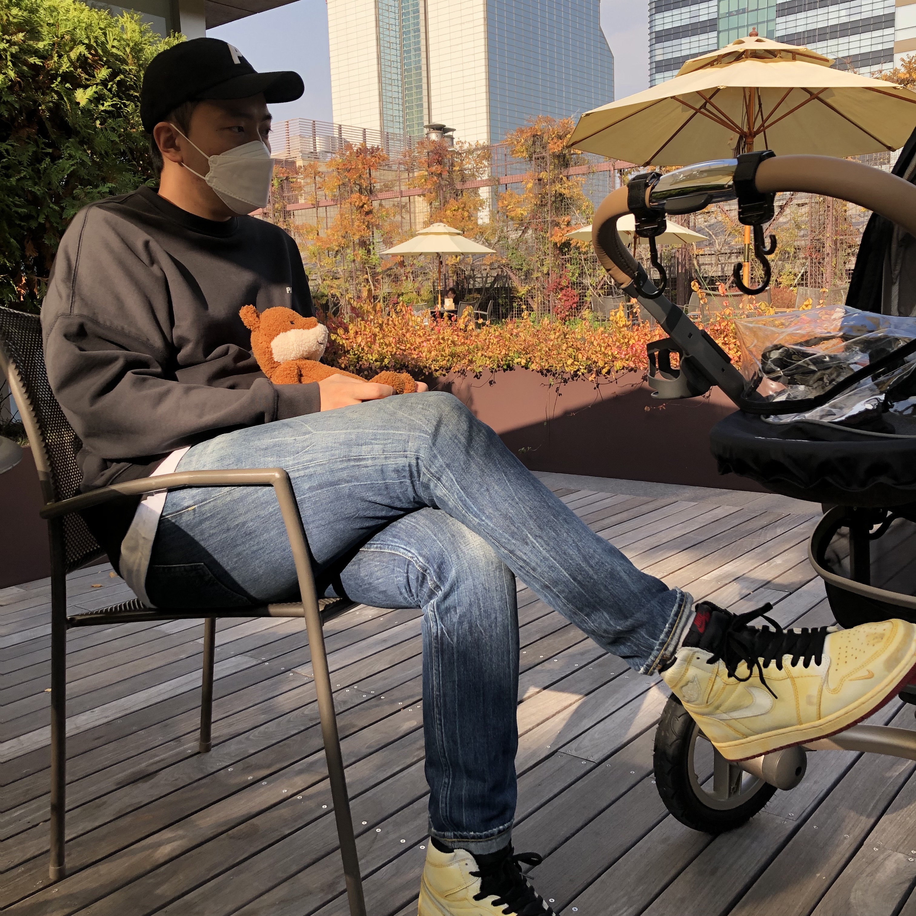 Jordan 1 x Nigel Sylvester Retro High Sail White, Palace P 6-Panel Black 착용 스타일