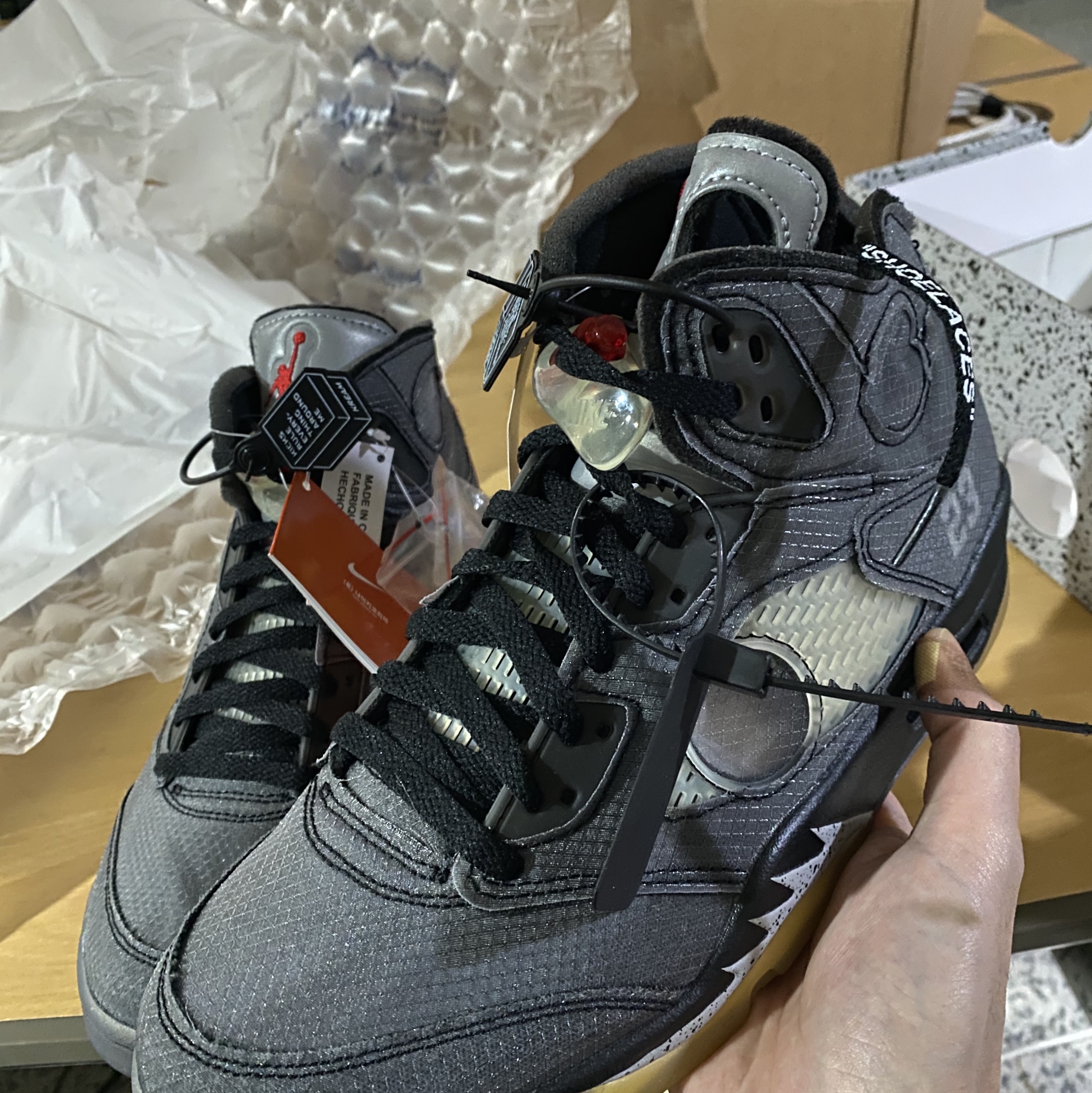 Jordan 5 x Off-White Retro SP Black Muslin 착용 스타일