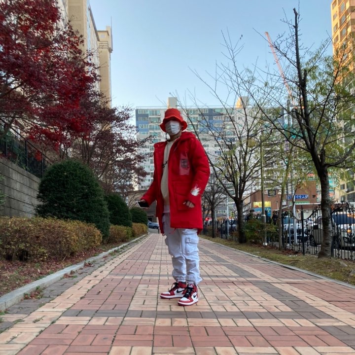 Jordan 1 Retro High OG Chicago 2015, Nike x Stussy Bucket Hat Habanero Red 착용 스타일