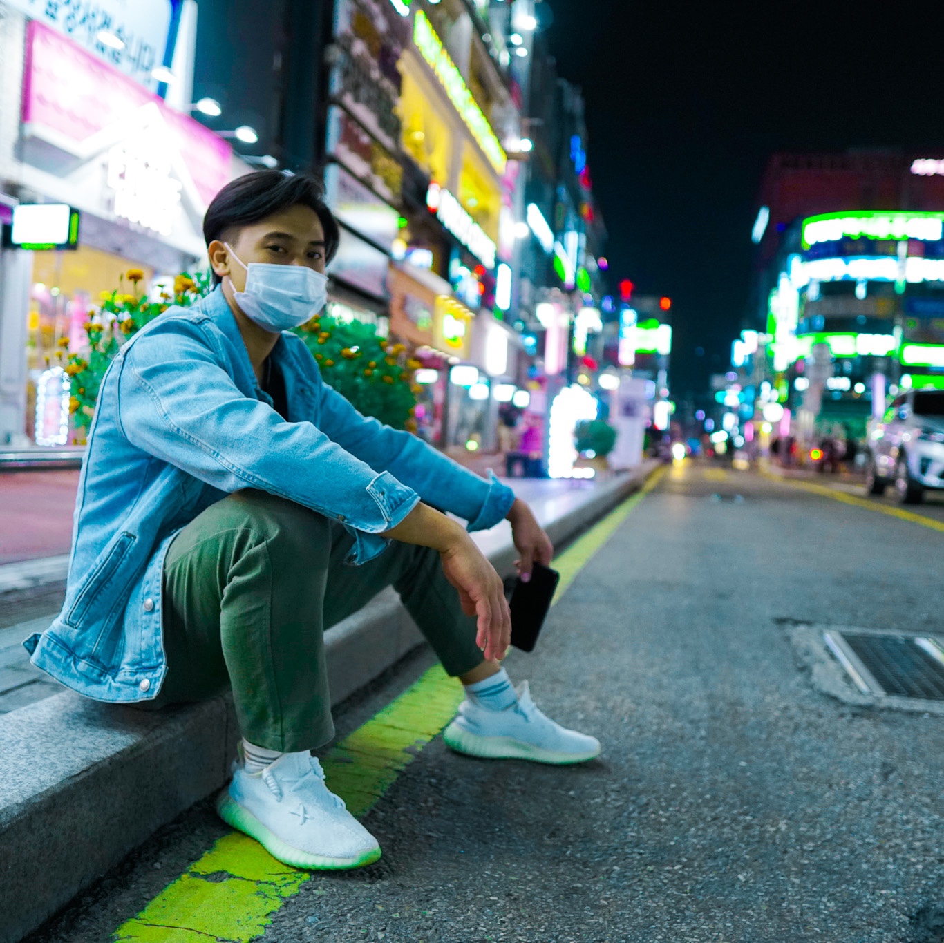 Adidas Yeezy Boost 350 V2 Cream/Triple White 착용 스타일