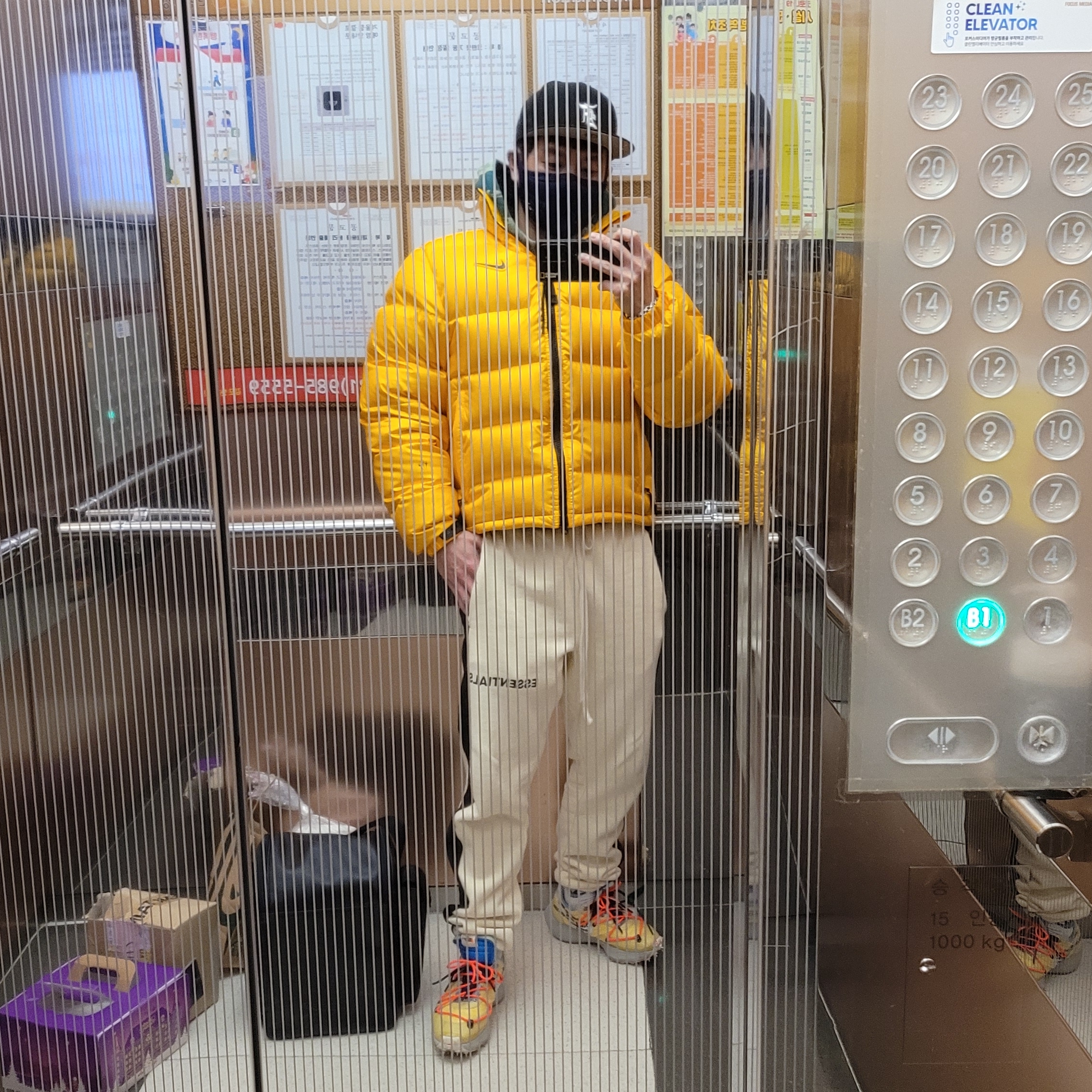 (W) Nike x Off-White Vapor Street Tour Yellow, Nike x Drake Nocta Puffer Jacket University Gold - Asia 착용 스타일 - 1