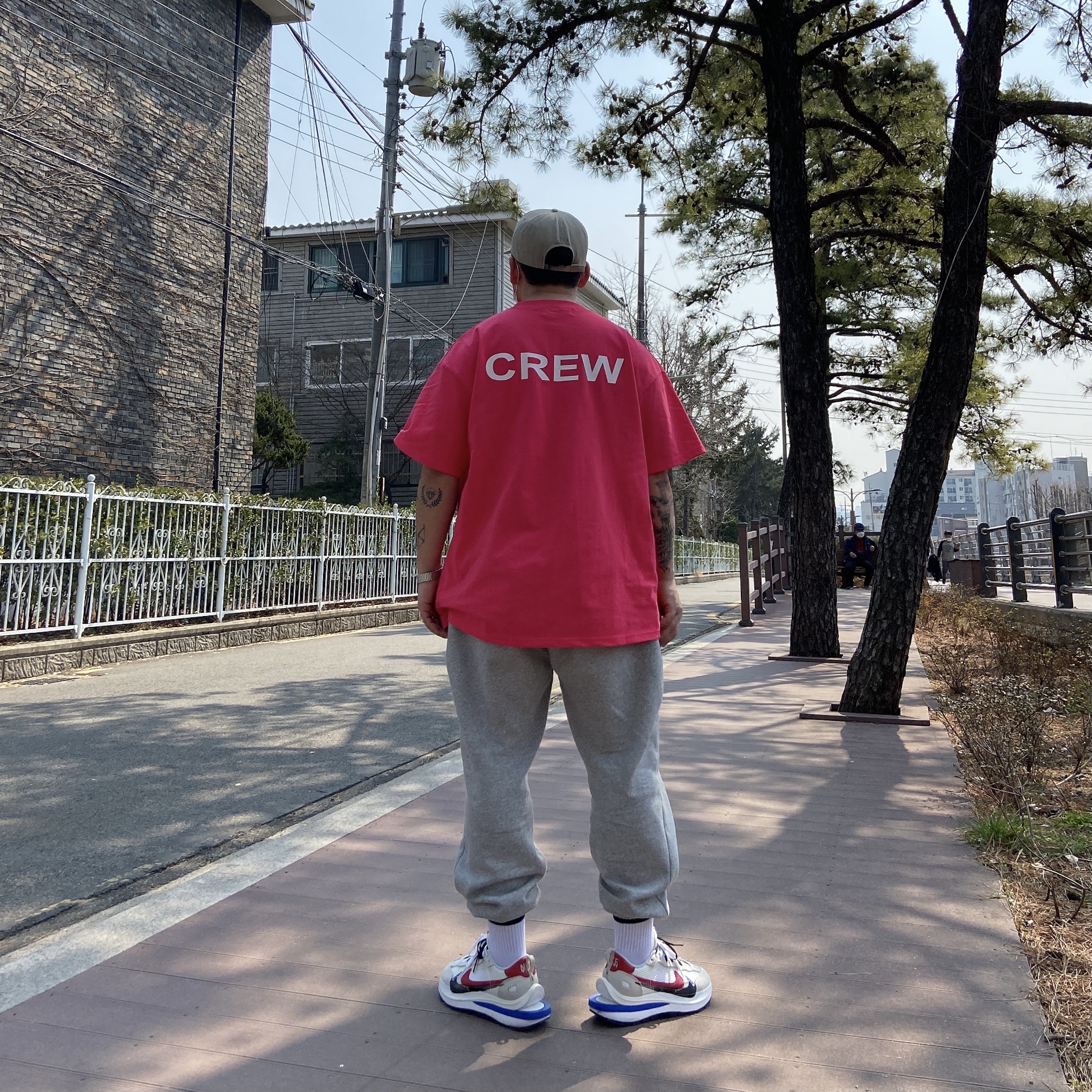 Nike x Sacai VaporWaffle Royal Fuchsia 착용 스타일 - 3