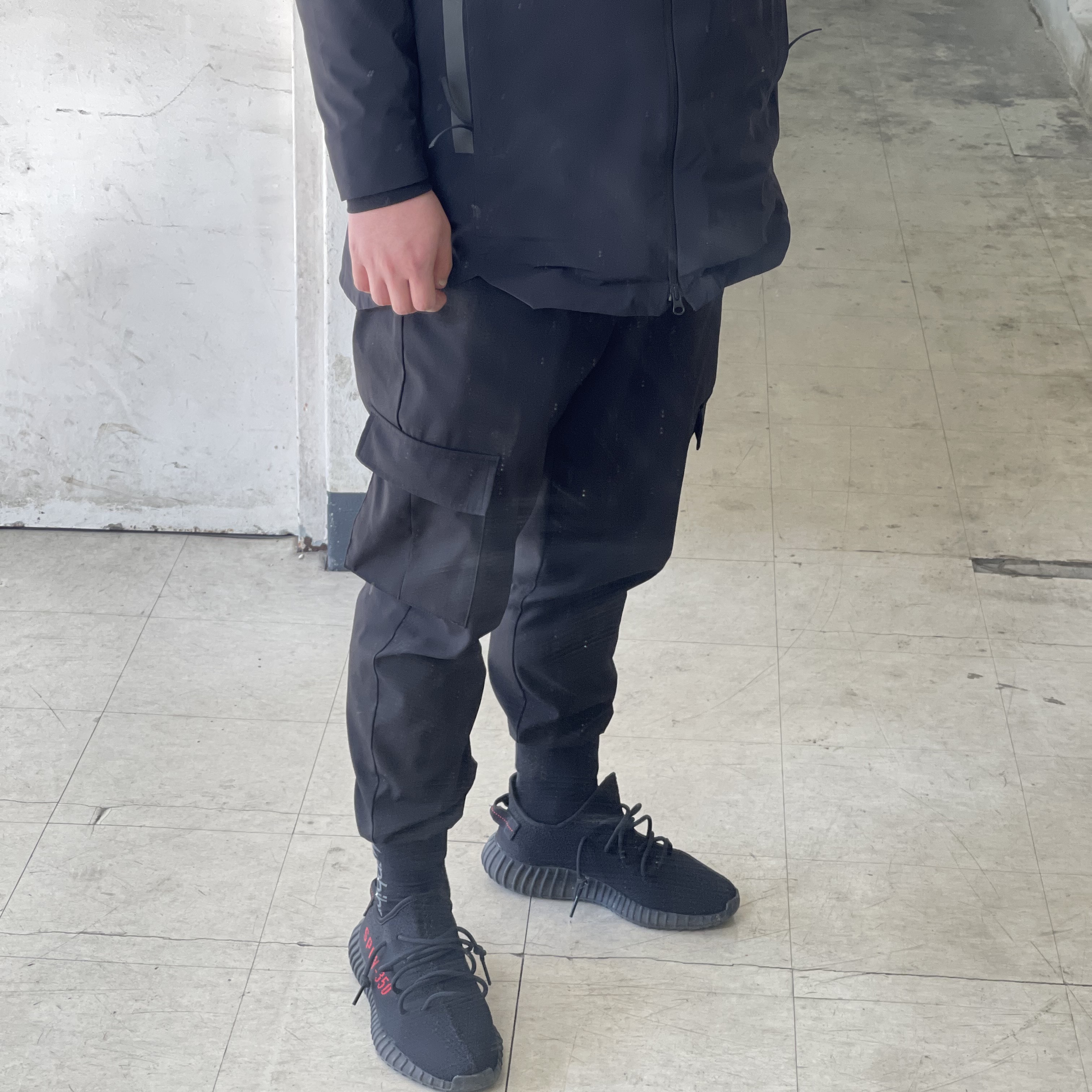 Adidas Yeezy Boost 350 V2 Black Red 2020 착용 스타일 - 3