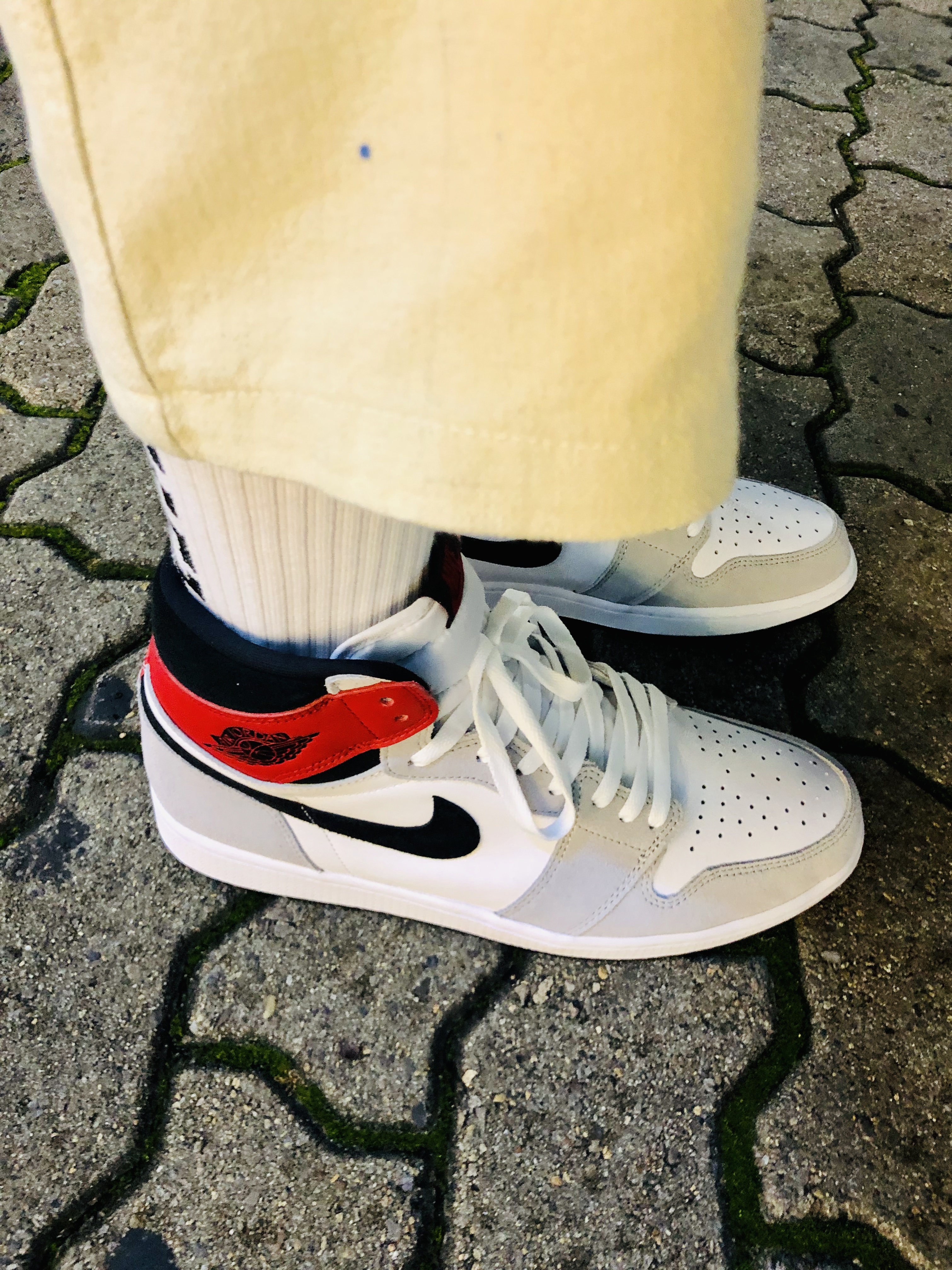 Jordan 1 Retro High OG Light Smoke Grey 착용 스타일 - 4