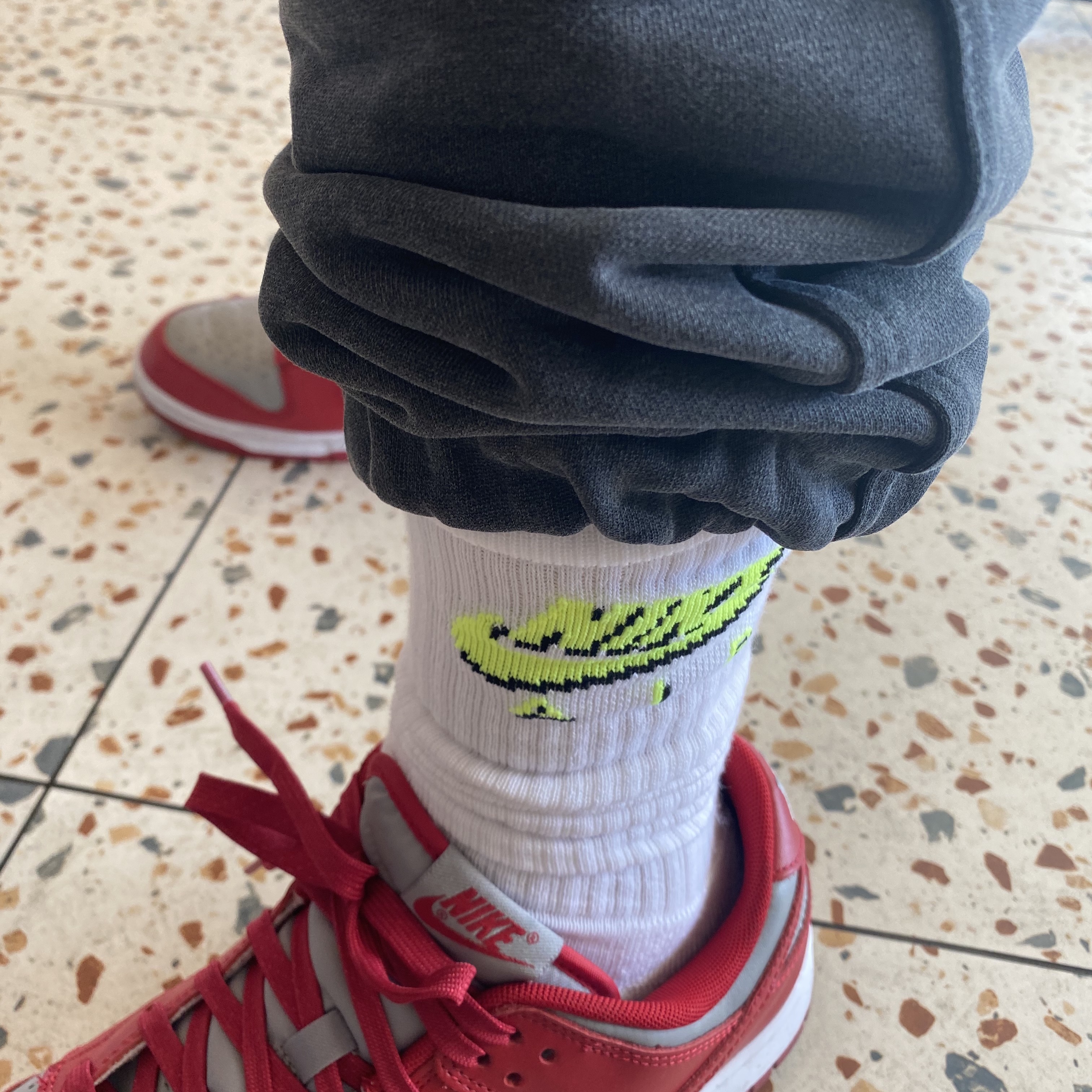 Nike x Kim Jones Crew Socks White (2 Pack), Nike Dunk Low Retro Medium Grey 착용 스타일 - 1