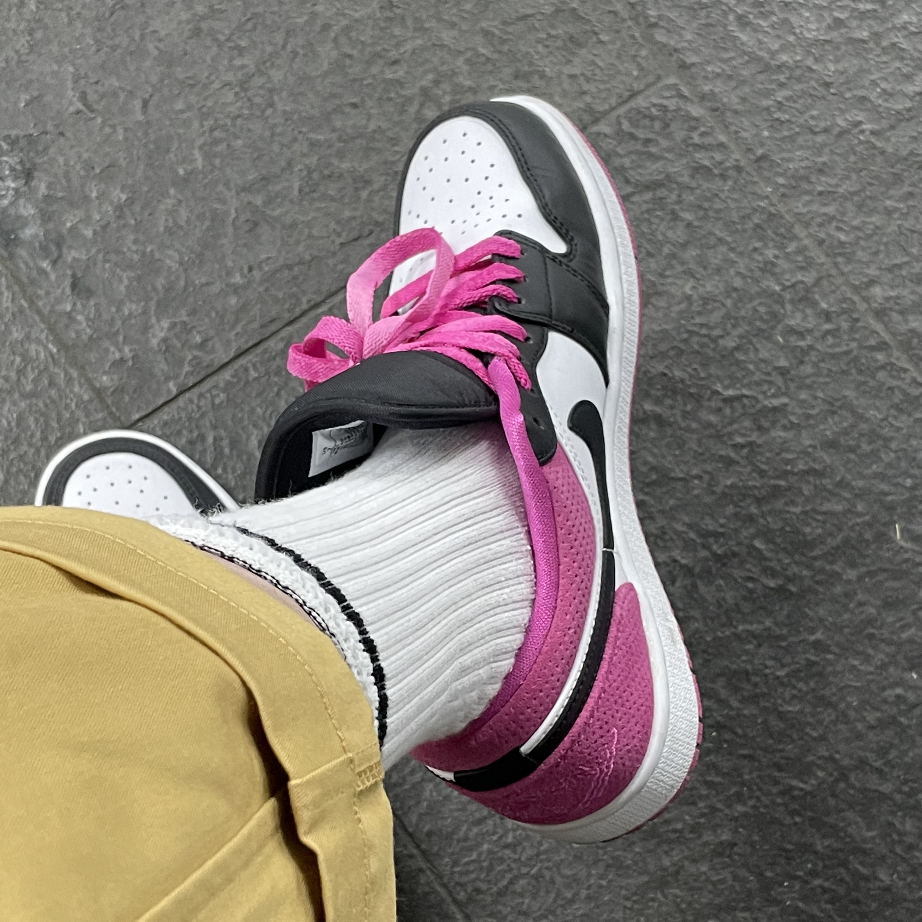 Jordan 1 Low SE Fuchsia 착용 스타일