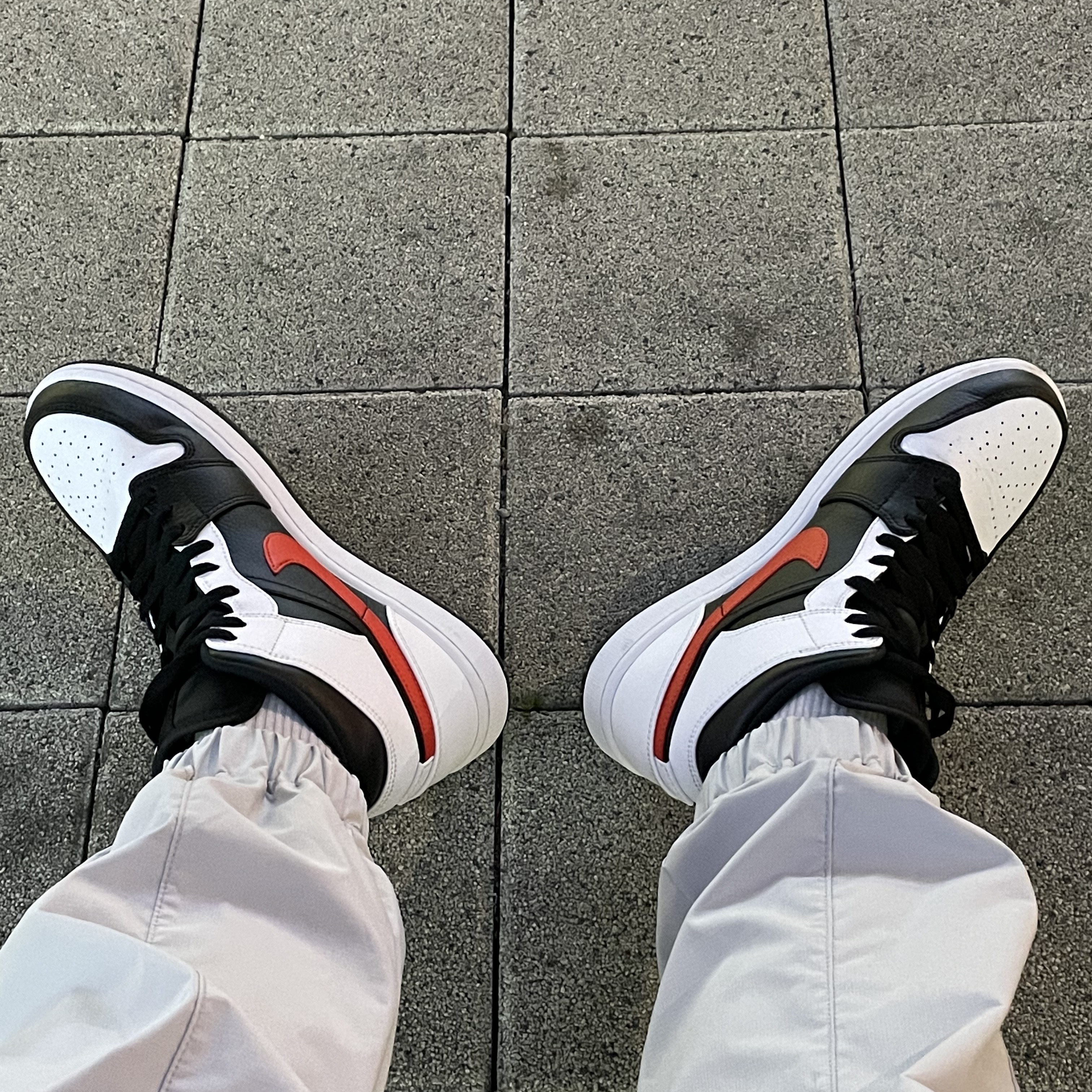 Jordan 1 Mid Black Chile Red 착용 스타일