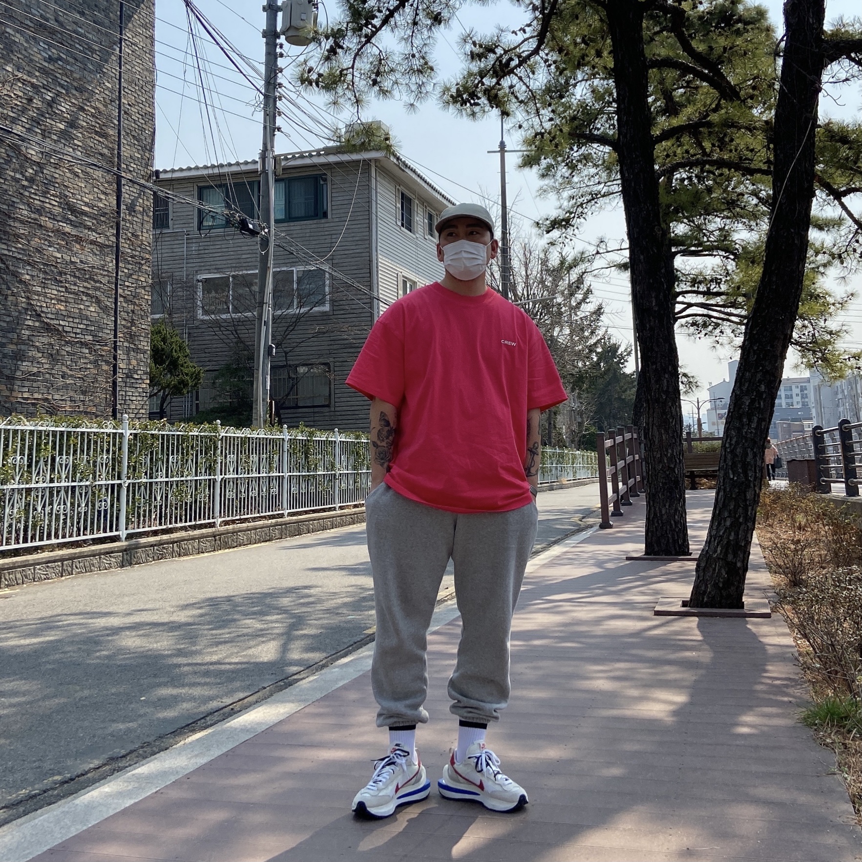 Nike x Sacai VaporWaffle Royal Fuchsia 착용 스타일 - 1