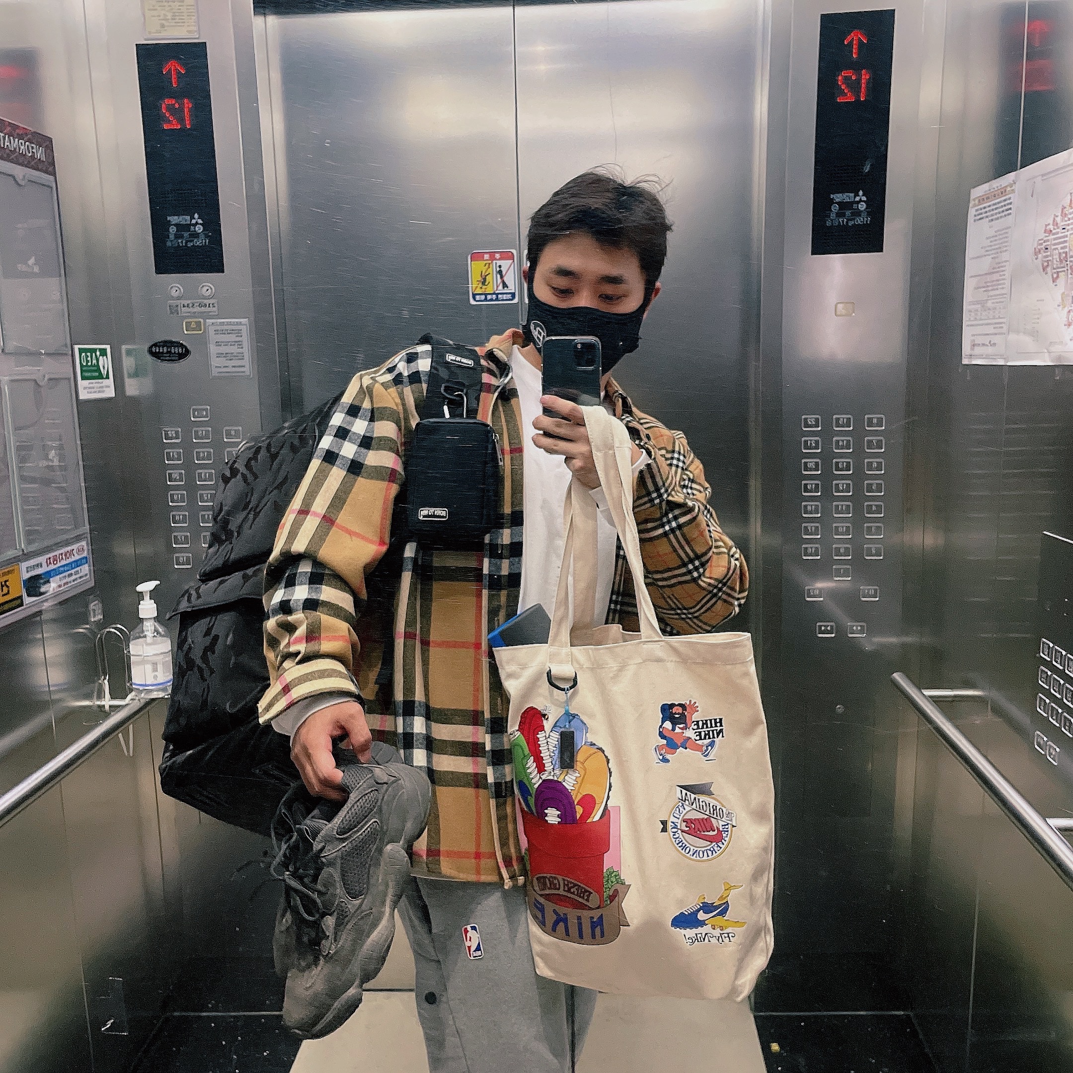 Adidas Yeezy 500 Utility Black 2018/2020, Nike x Fear of God Air Fear of God Raid Light Bone 착용 스타일