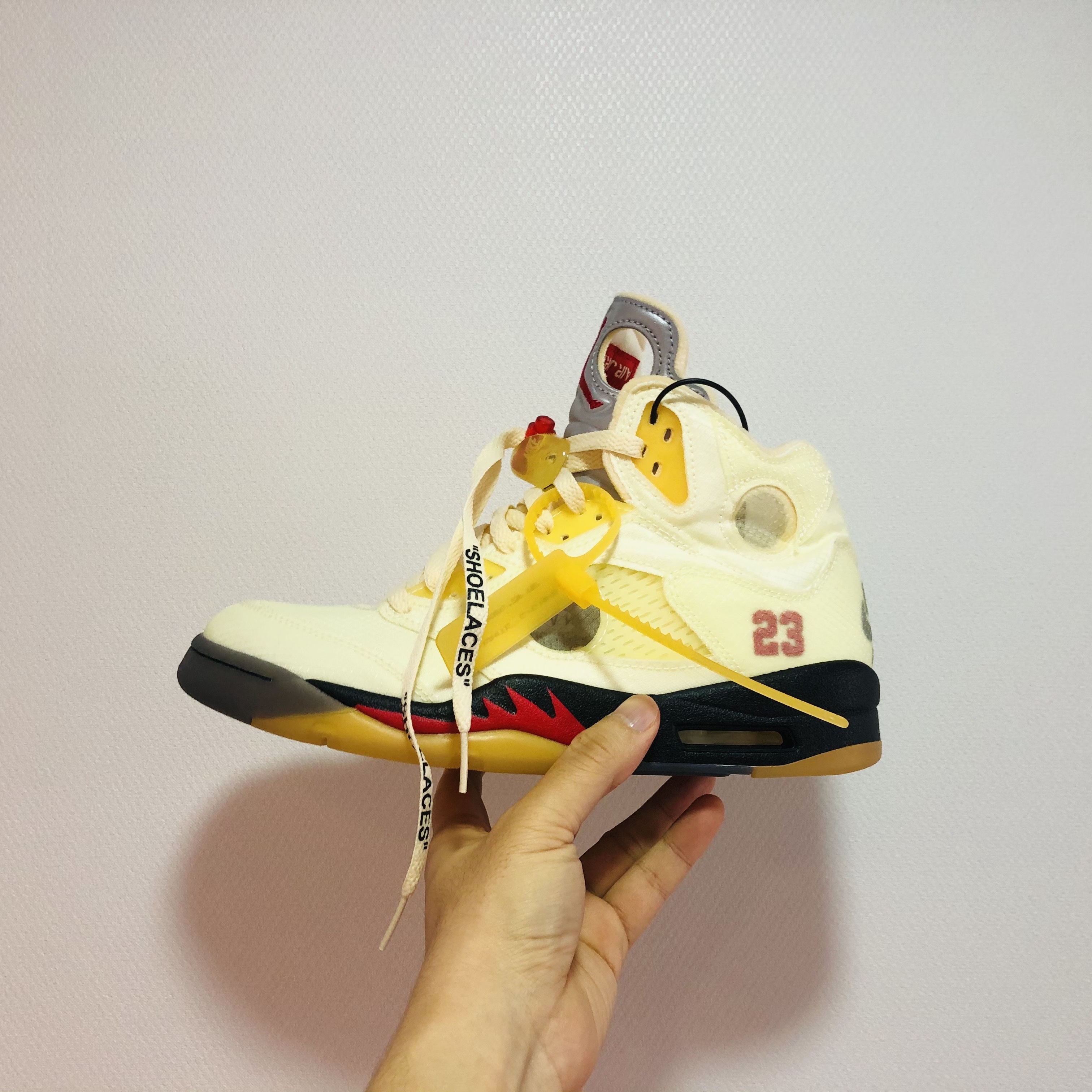 Jordan 5 x Off-White Retro SP Sail Fire Red 착용 스타일