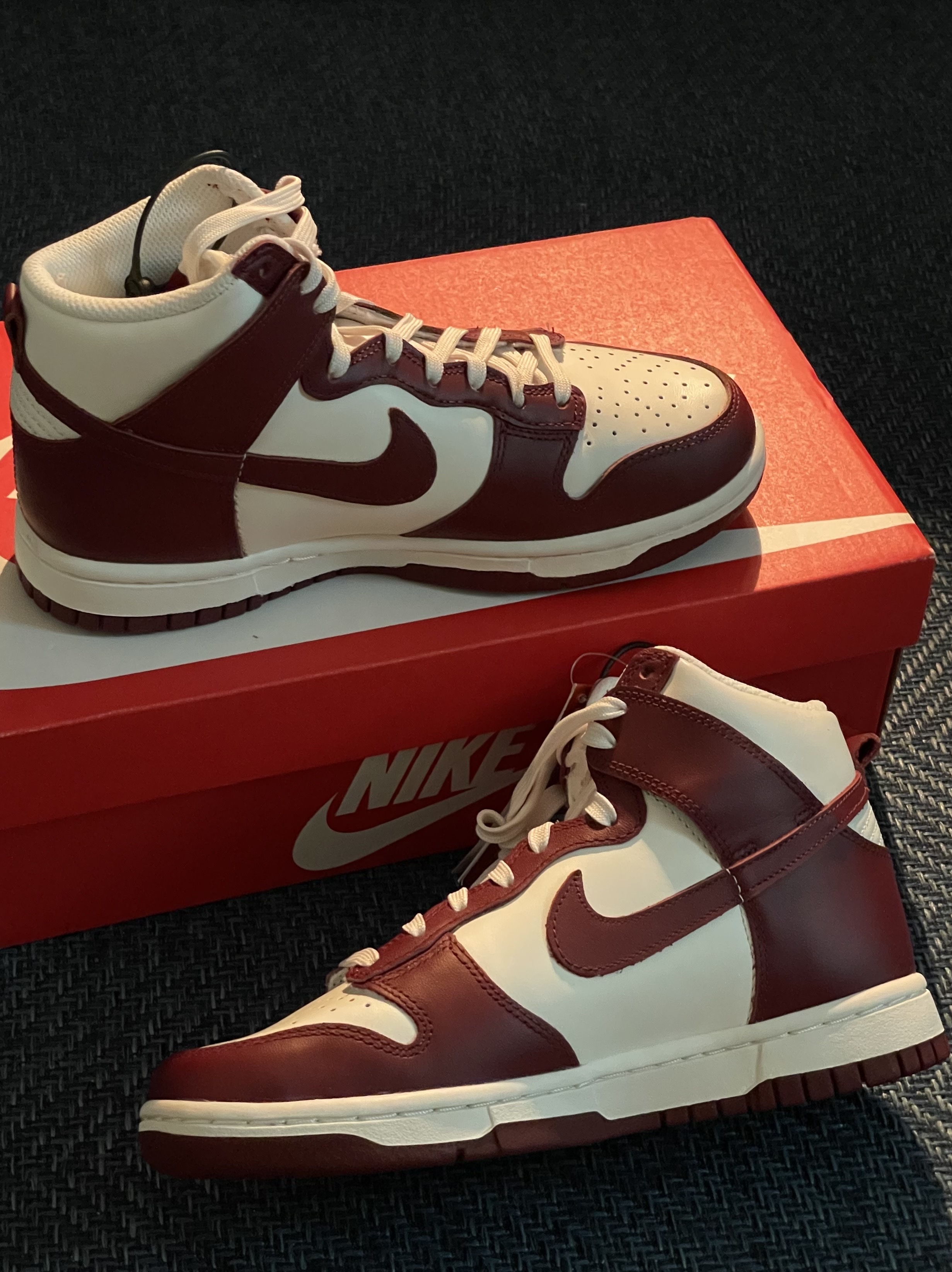 (W) Nike Dunk High Team Red 착용 스타일