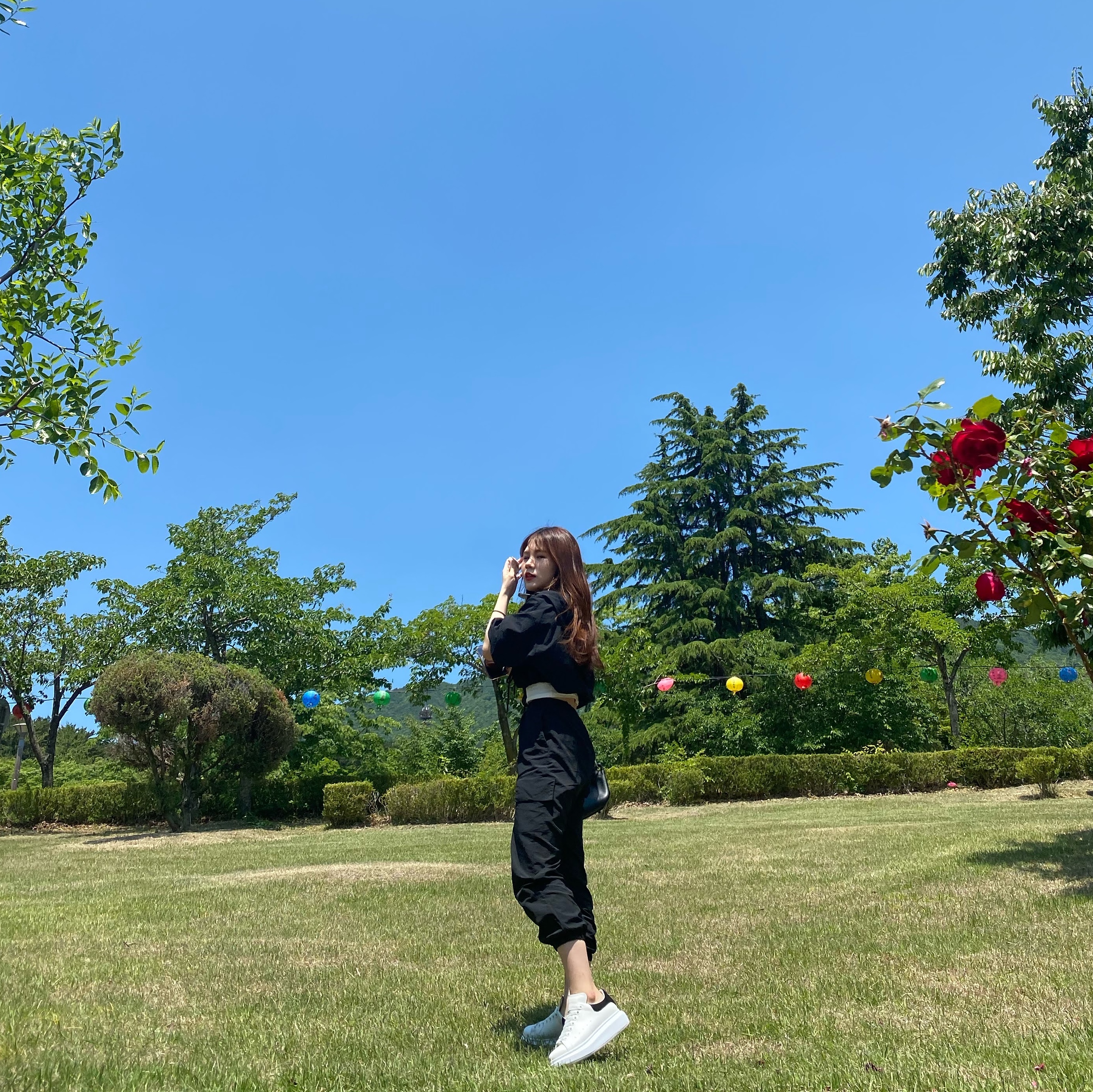 (W) Alexander McQueen Oversized Sneakers White Black 착용 스타일