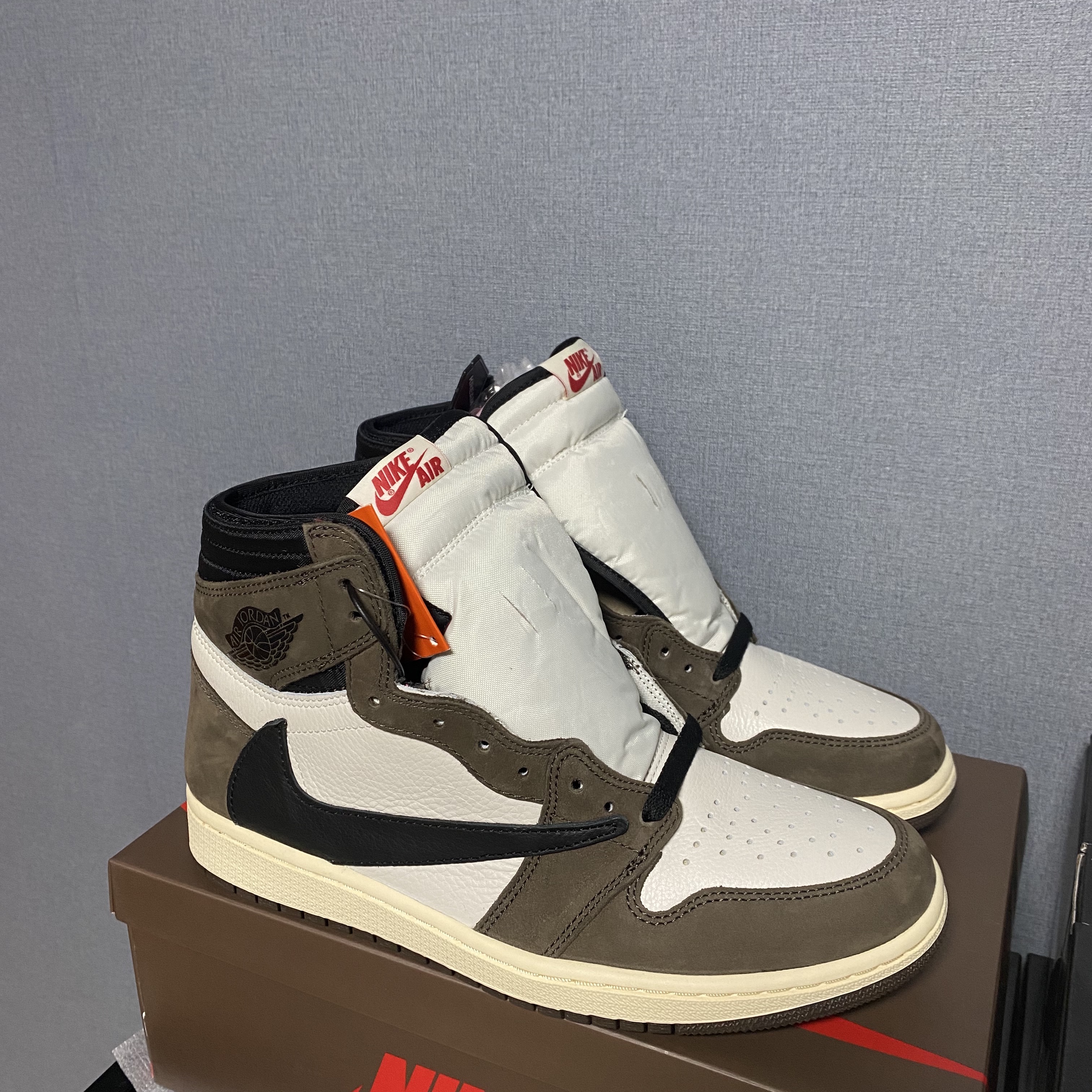 Jordan 1 x Travis Scott Retro High OG SP Mocha 착용 스타일 - 3