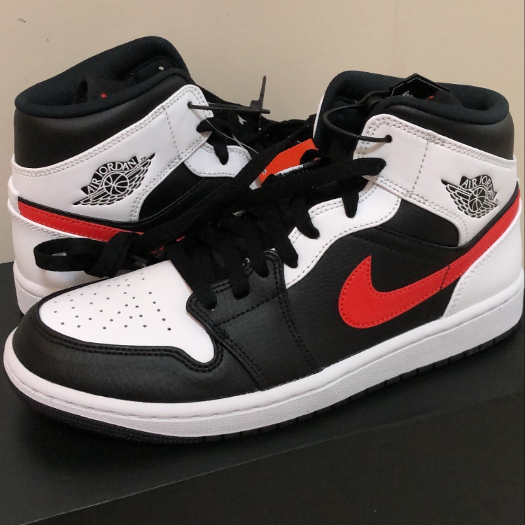 Jordan 1 Mid Black Chile Red 착용 스타일