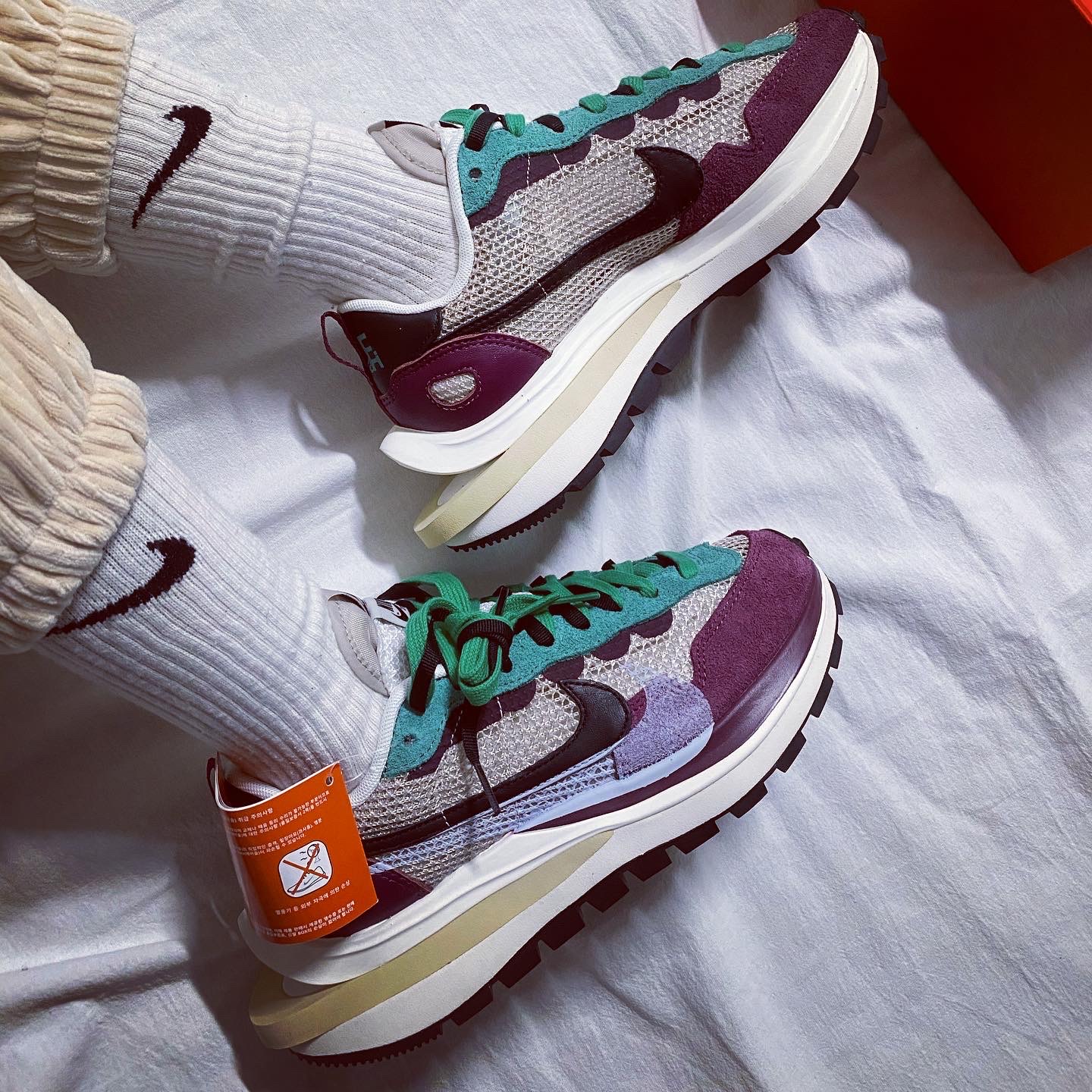 Nike x Sacai VaporWaffle String & Black Villain Red 착용 스타일 - 4