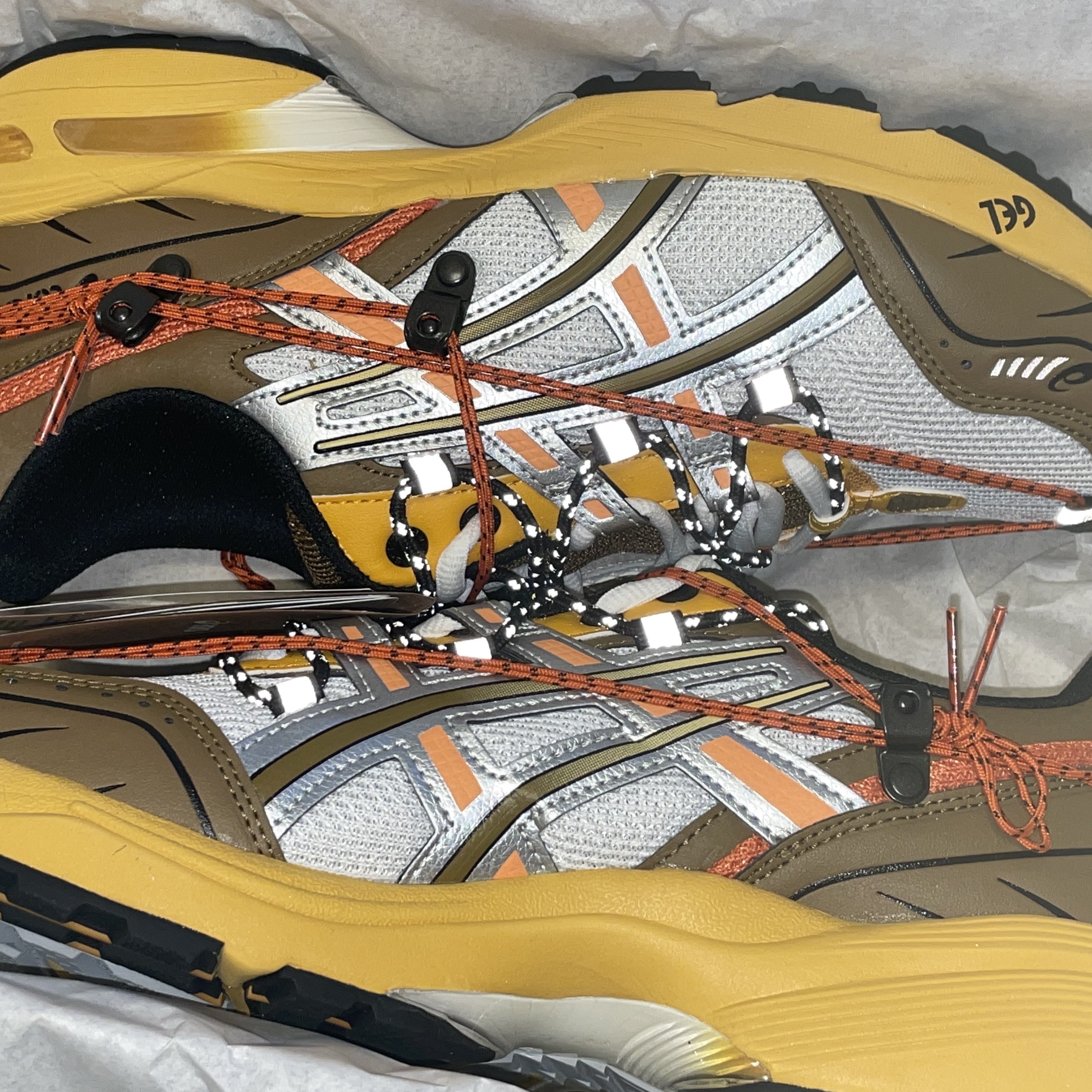 Asics x Andersson Bell Gel-1090 Glacier Grey Silver, Asics x Andersson Bell Gel-1090 White Orange 착용 스타일 - 4