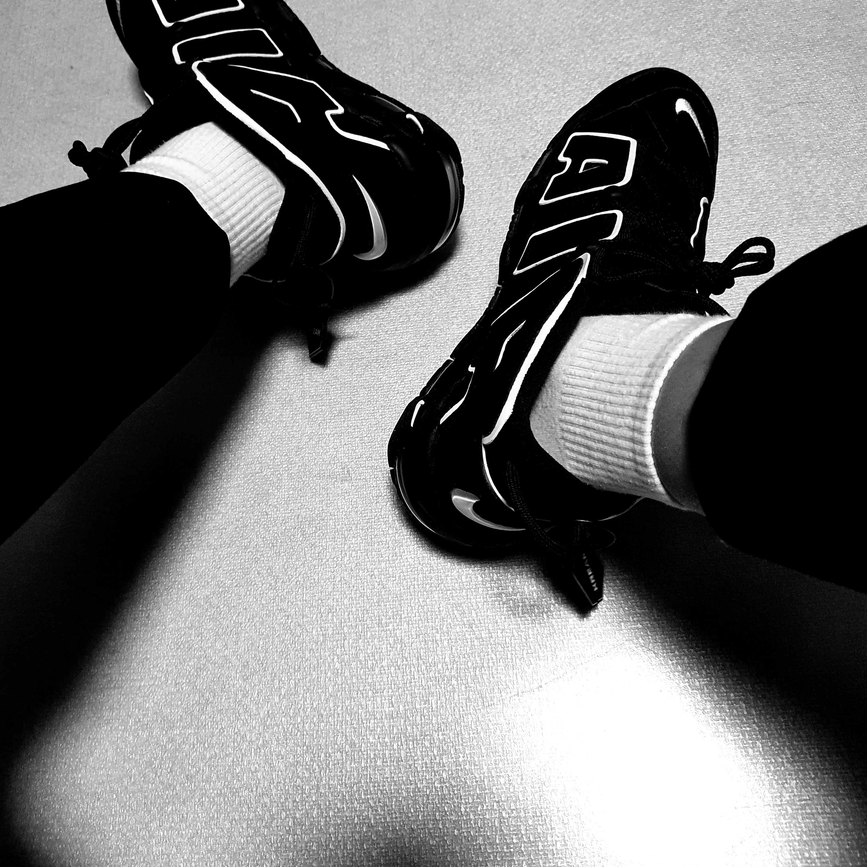 Nike Air More Uptempo Black White 2020 착용 스타일