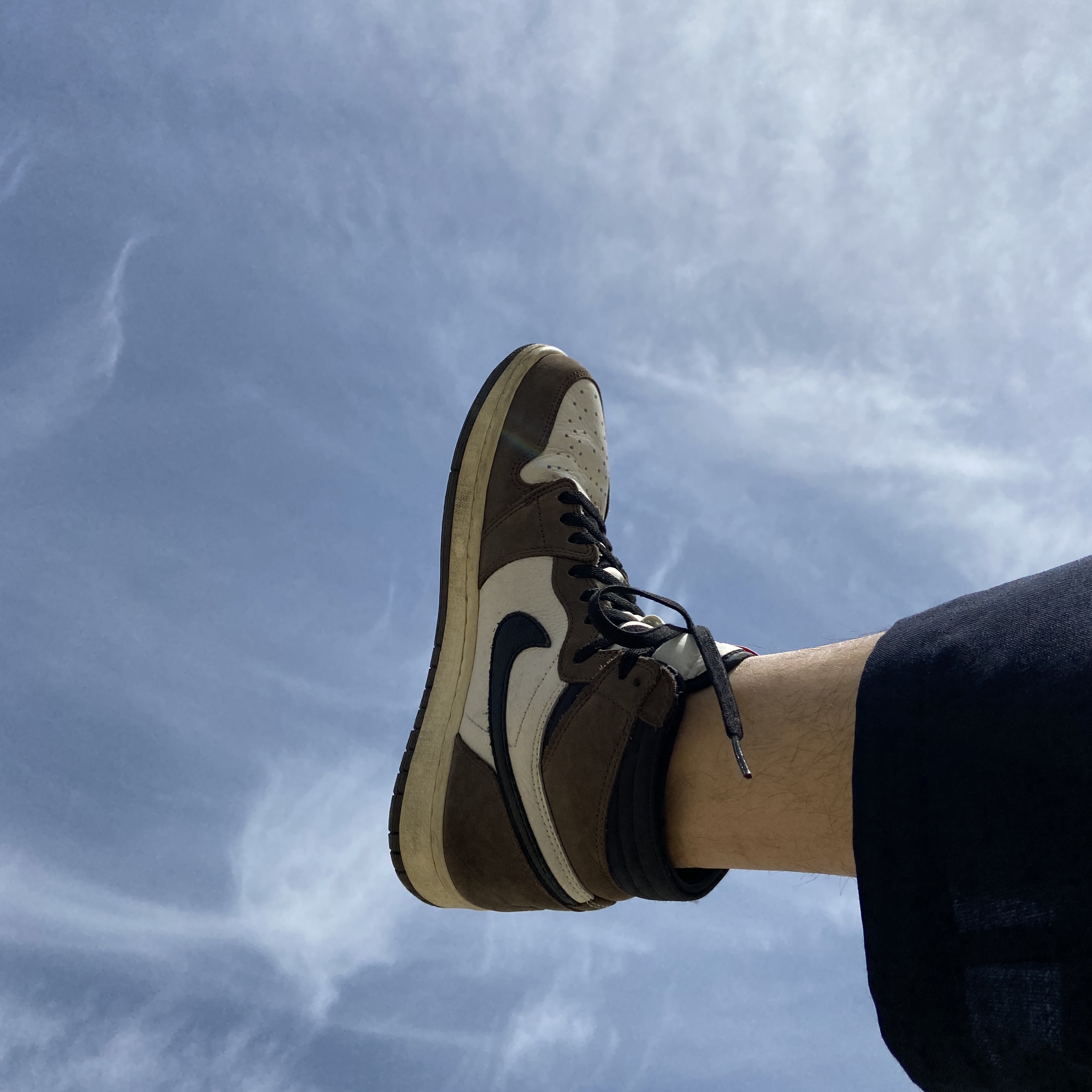 Jordan 1 x Travis Scott Retro High OG SP Mocha 착용 스타일 - 5