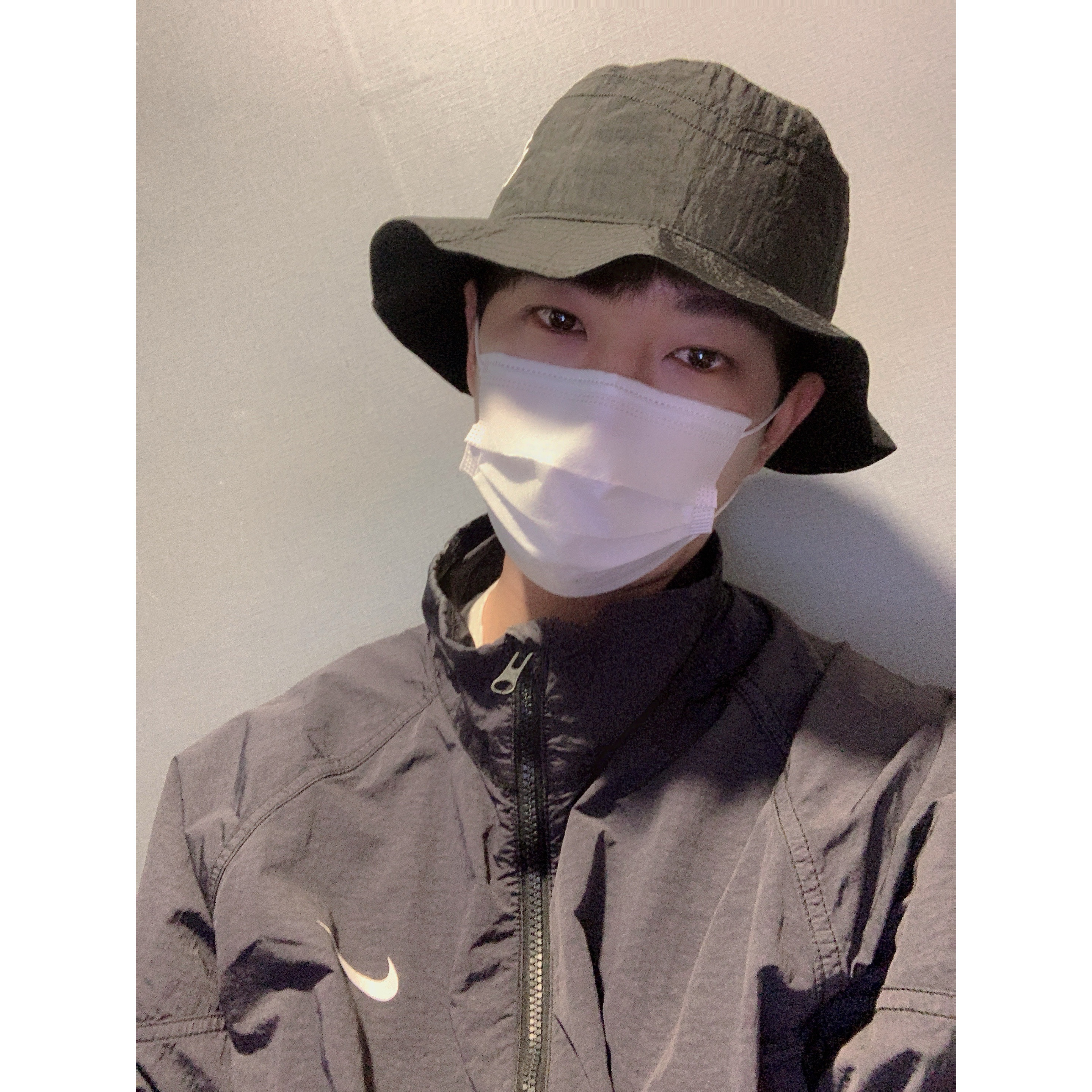 Nike x Stussy Windrunner Jacket Off Noir, Nike x Stussy Bucket Hat Black 착용 스타일