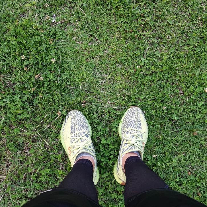 Adidas Yeezy Boost 350 V2 Semi Frozen Yellow 착용 스타일 - 3