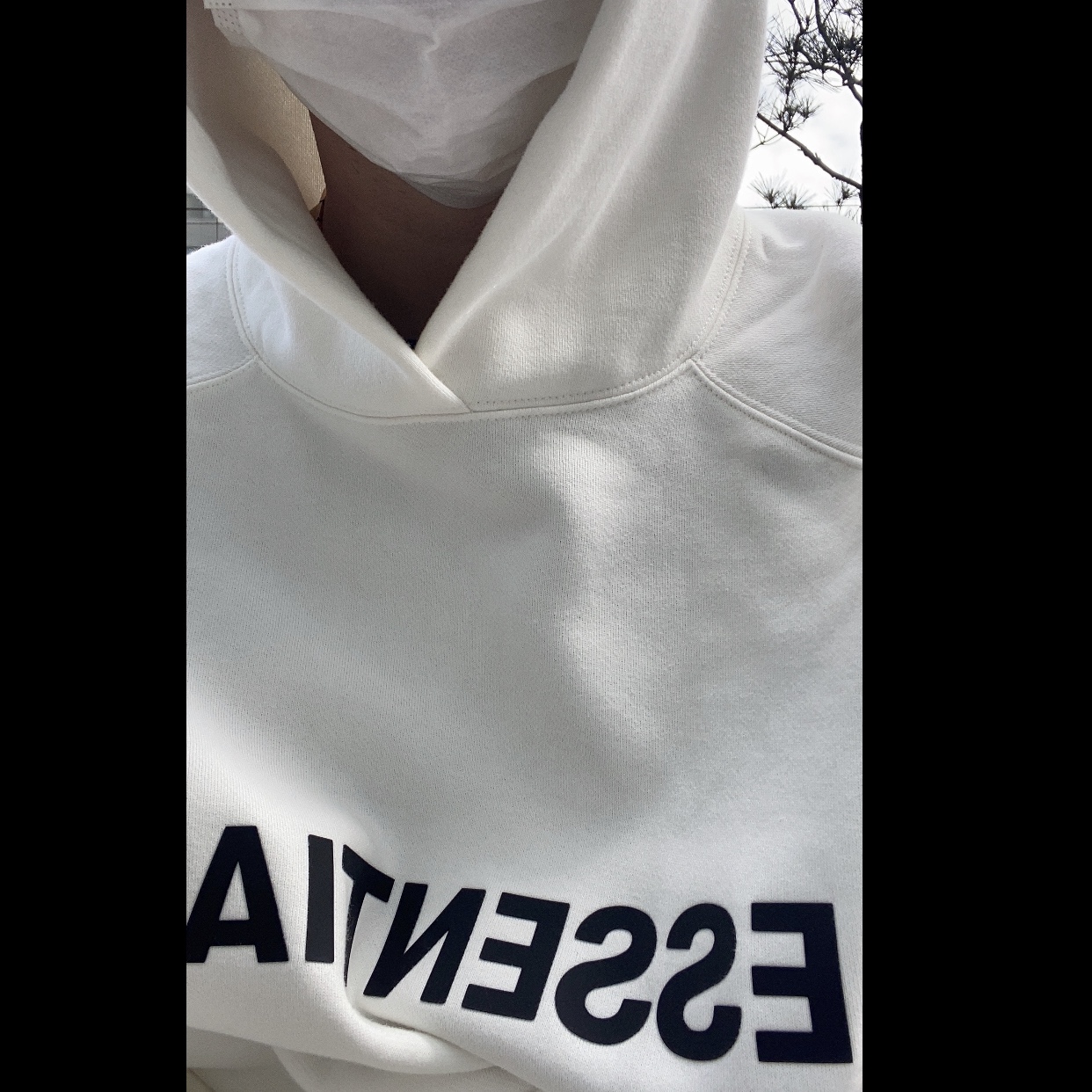 Essentials 3D Silicon Applique Pullover Hoodie White - 20SS 착용 스타일